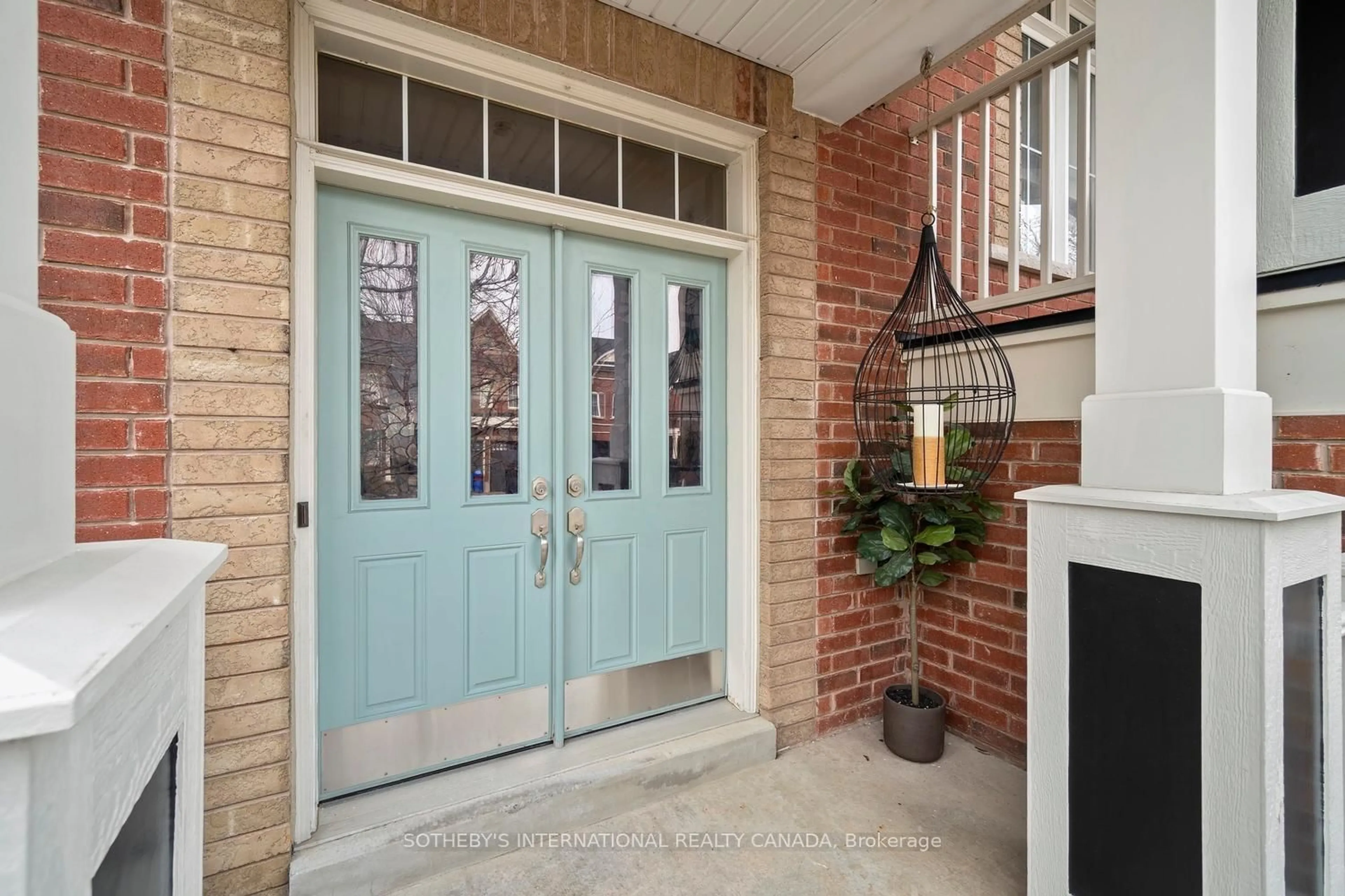 Indoor entryway for 114 Strandmore Circ, Whitby Ontario L1M 0C2