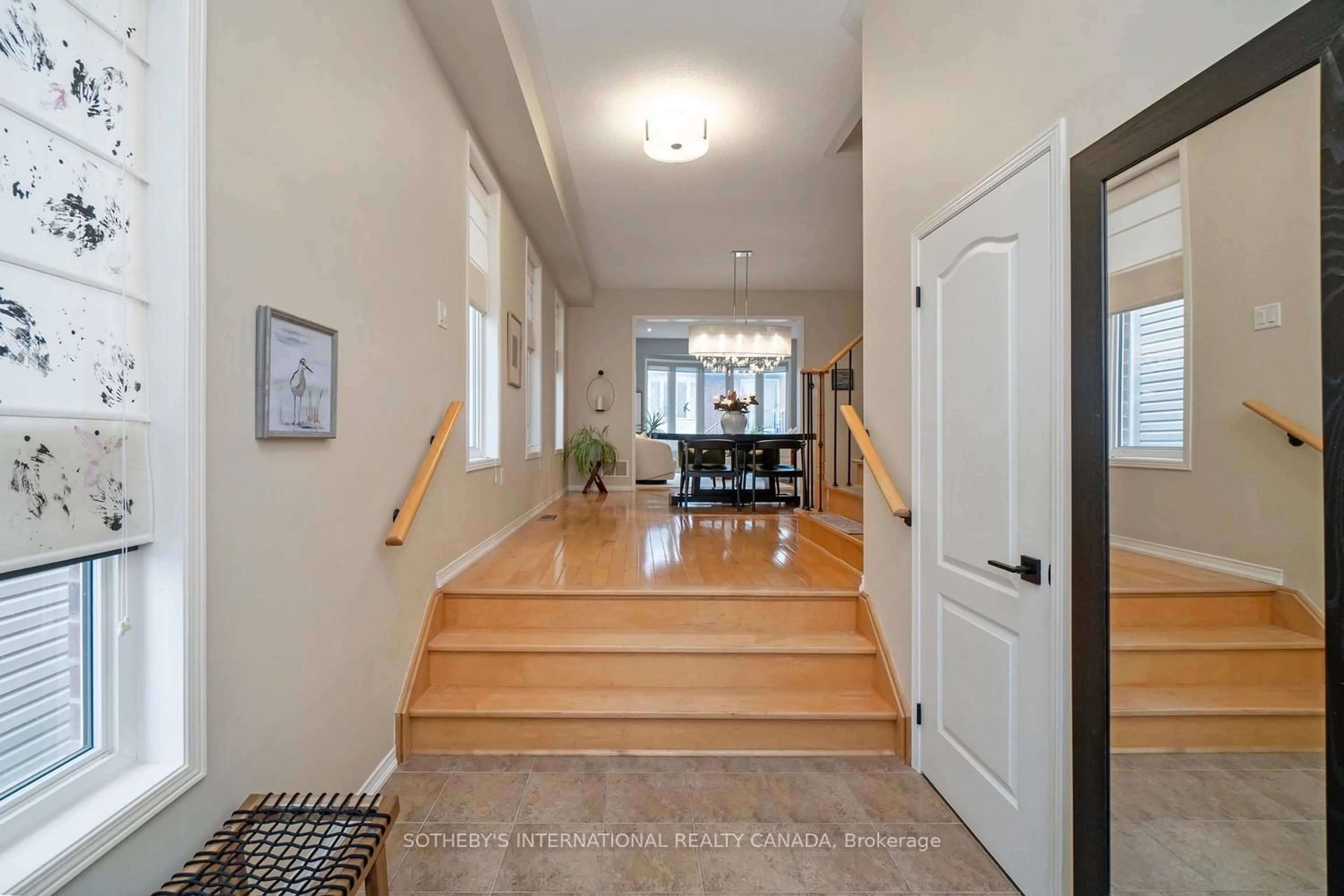 Indoor entryway for 114 Strandmore Circ, Whitby Ontario L1M 0C2