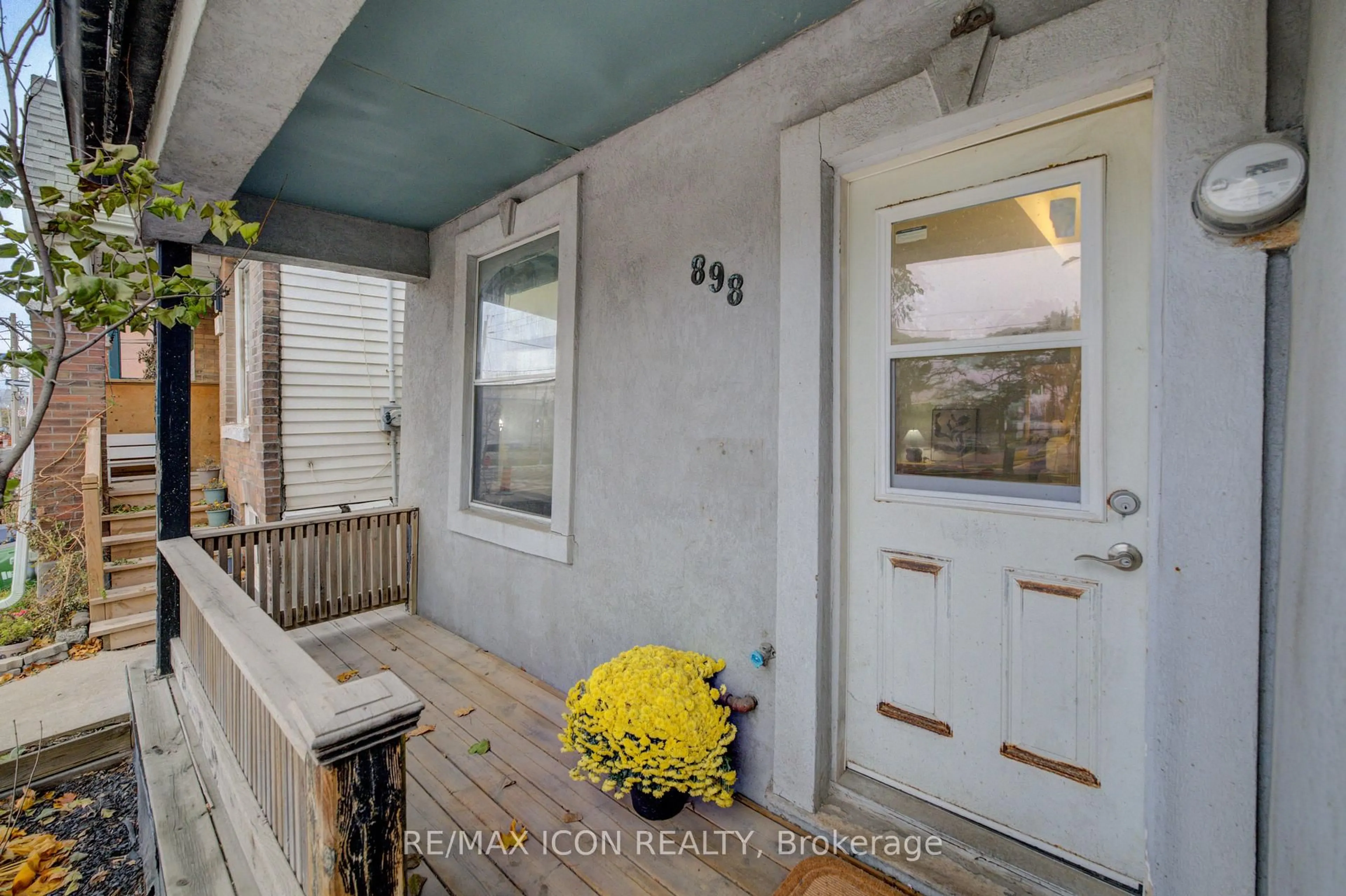 Indoor entryway for 898 Eastern Ave, Toronto Ontario M4L 1A4