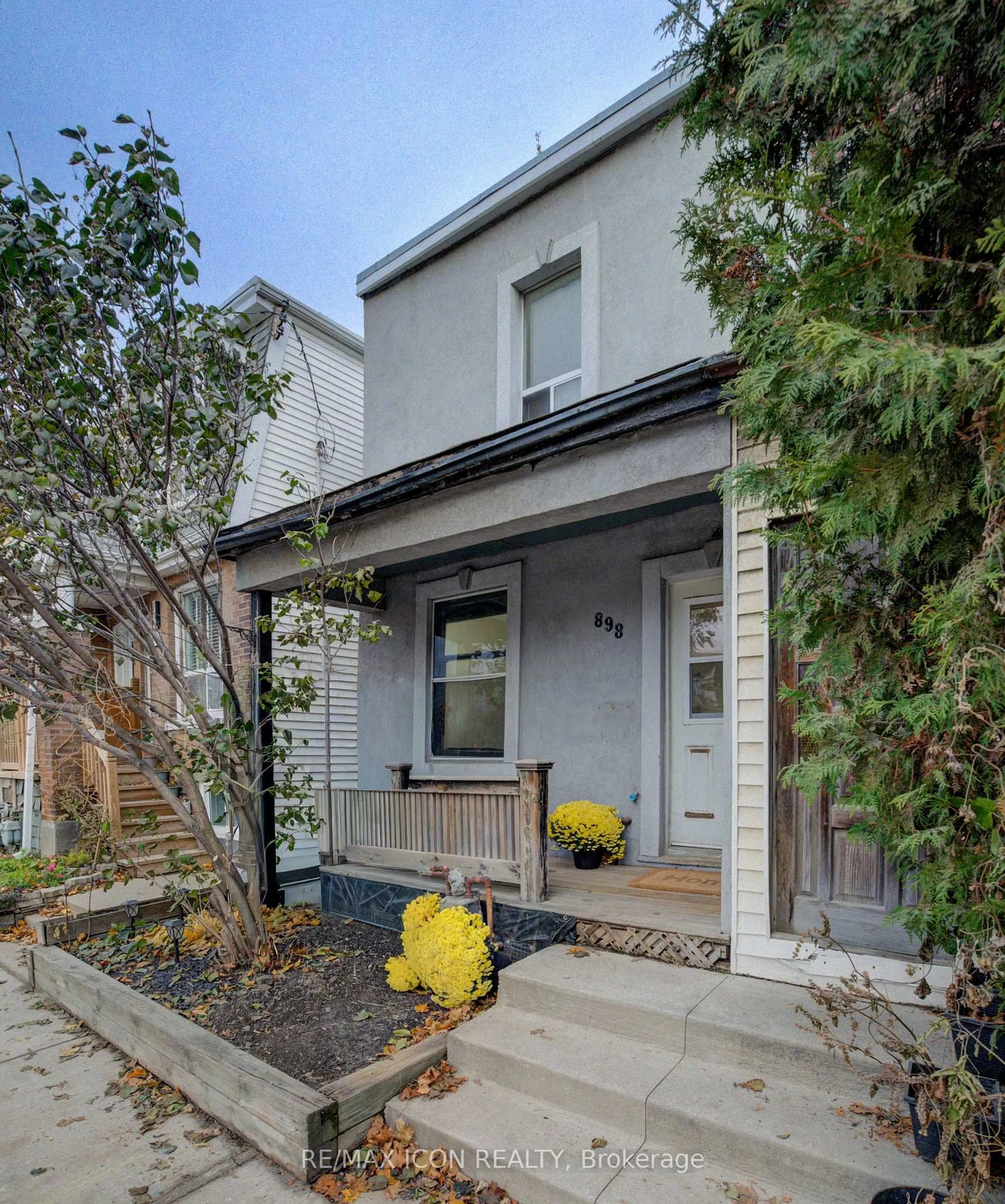 Home with brick exterior material, street for 898 Eastern Ave, Toronto Ontario M4L 1A4
