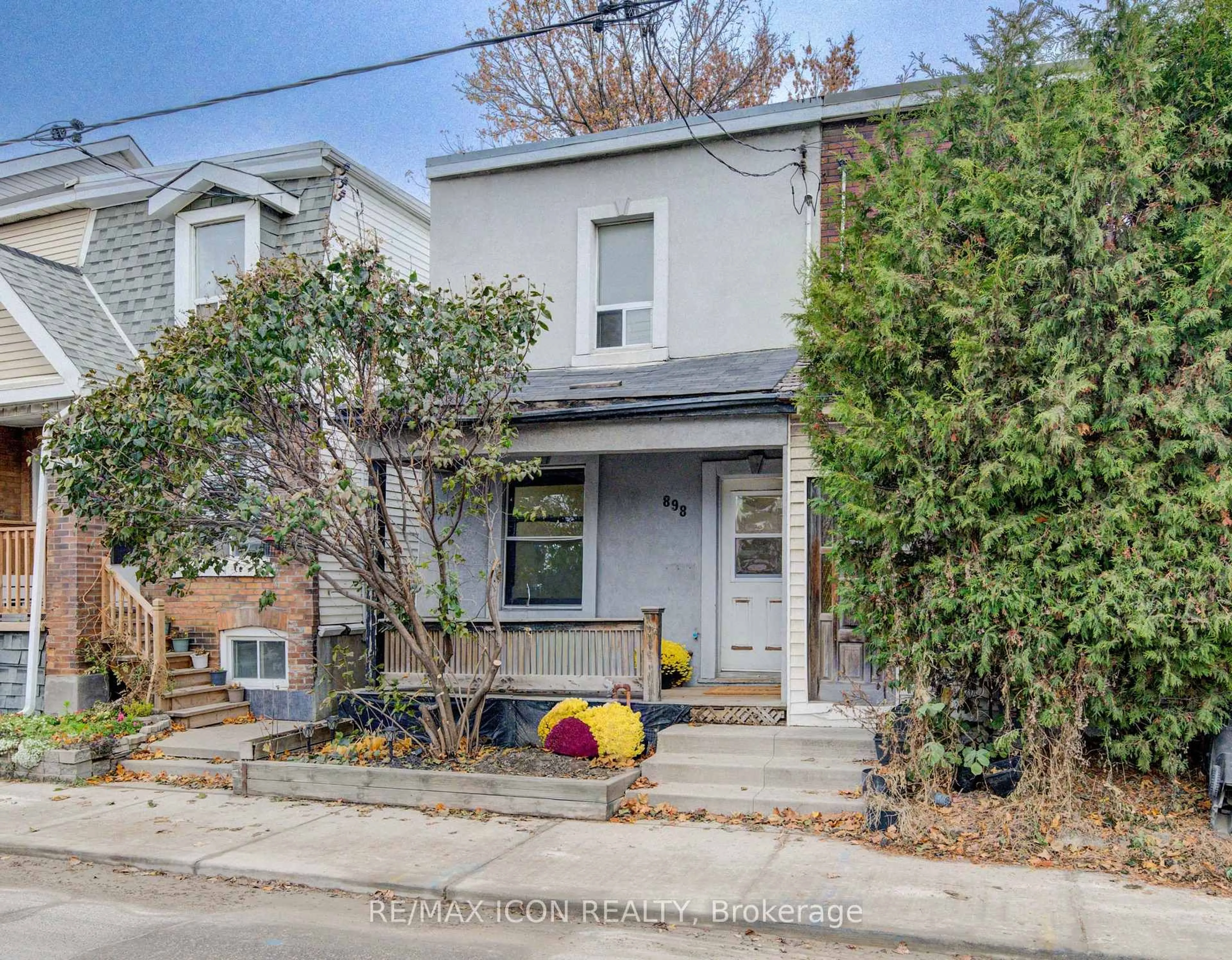 Home with brick exterior material, street for 898 Eastern Ave, Toronto Ontario M4L 1A4