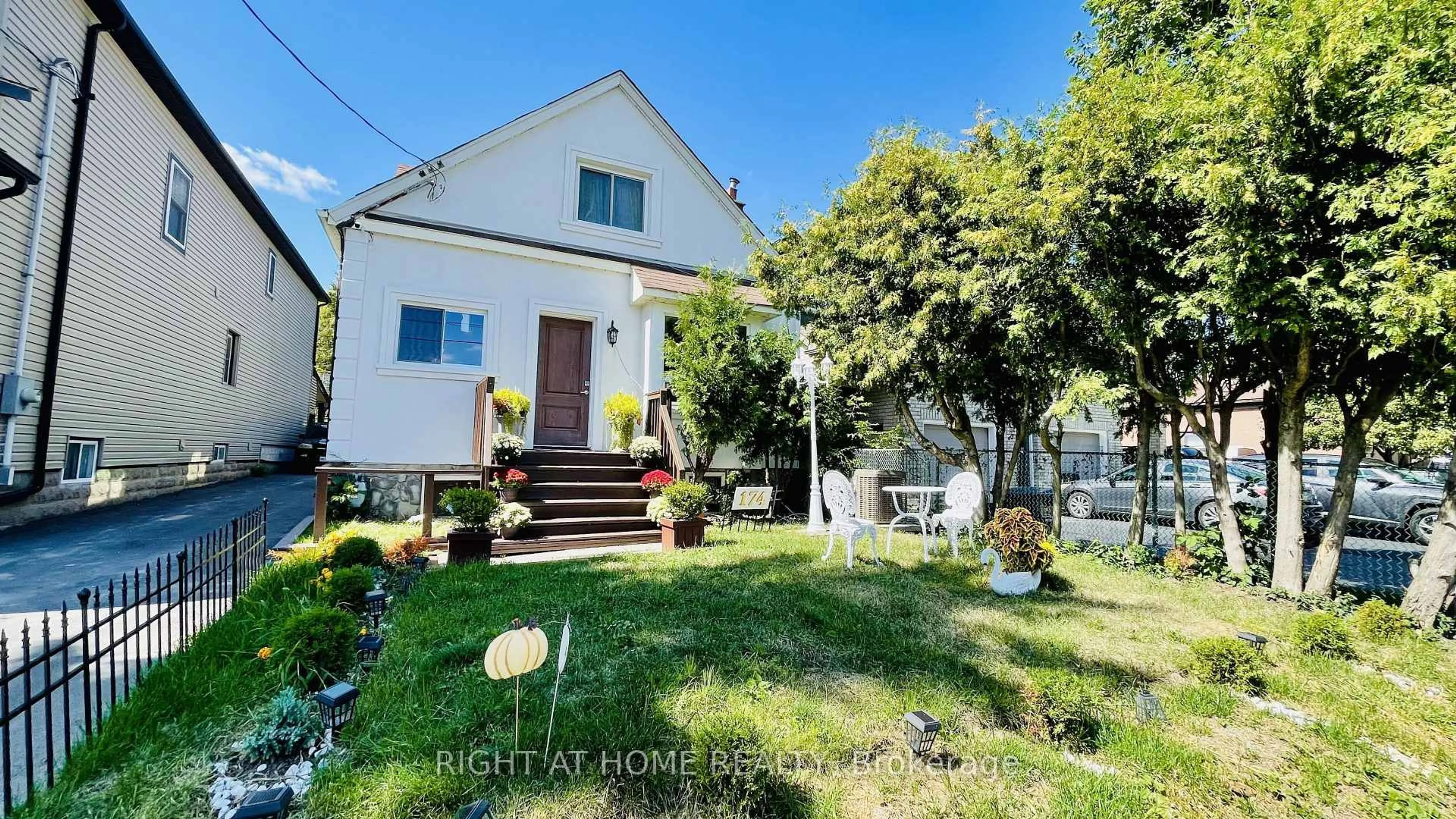 A pic from outside/outdoor area/front of a property/back of a property/a pic from drone, street for 174 Aylesworth Ave, Toronto Ontario M1N 2J6