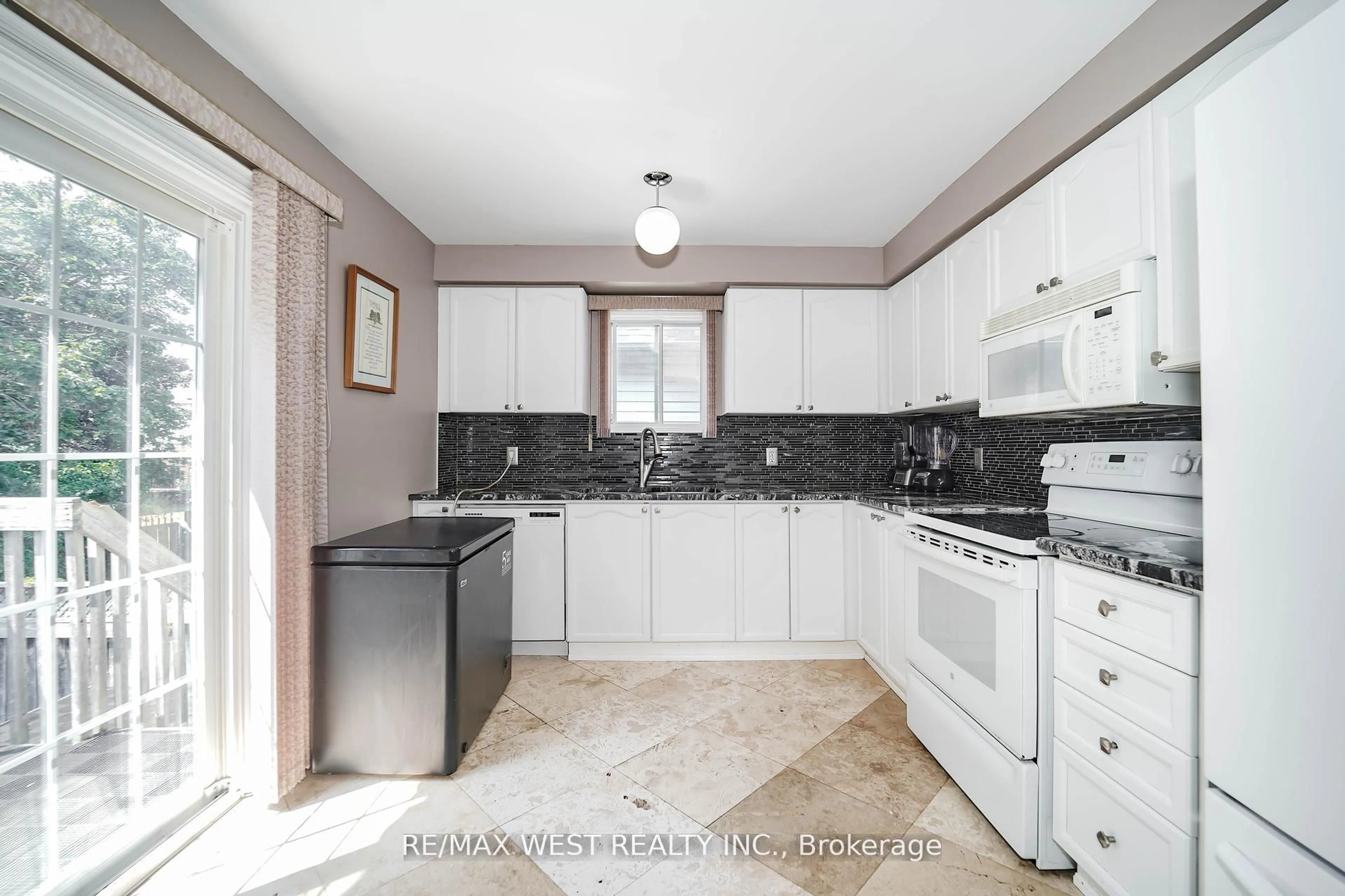 Standard kitchen, ceramic/tile floor for 1976 Edenwood Dr, Oshawa Ontario L1G 7Y1