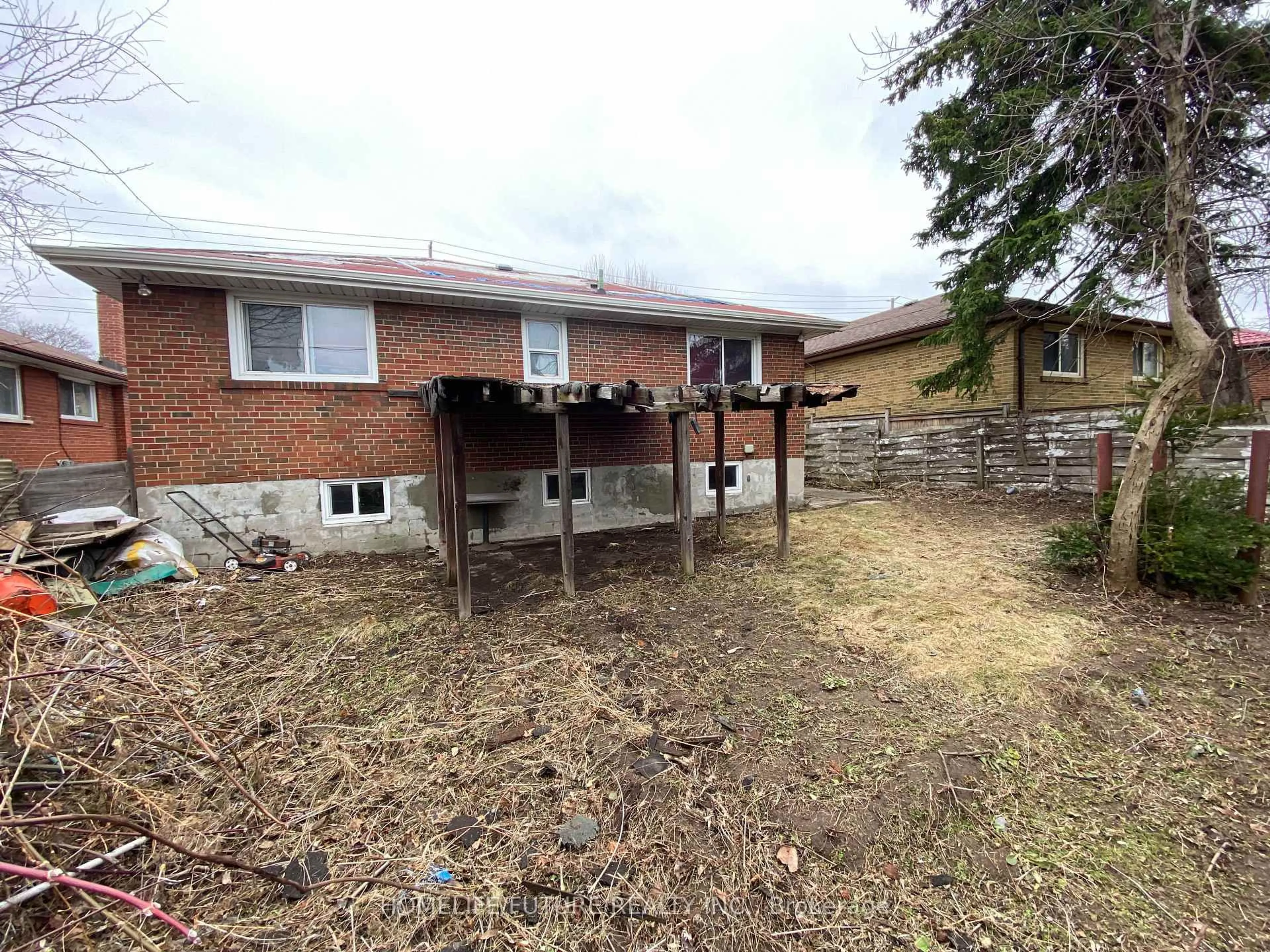 A pic from outside/outdoor area/front of a property/back of a property/a pic from drone, building for 1206 Brimley Rd, Toronto Ontario M1P 3G4