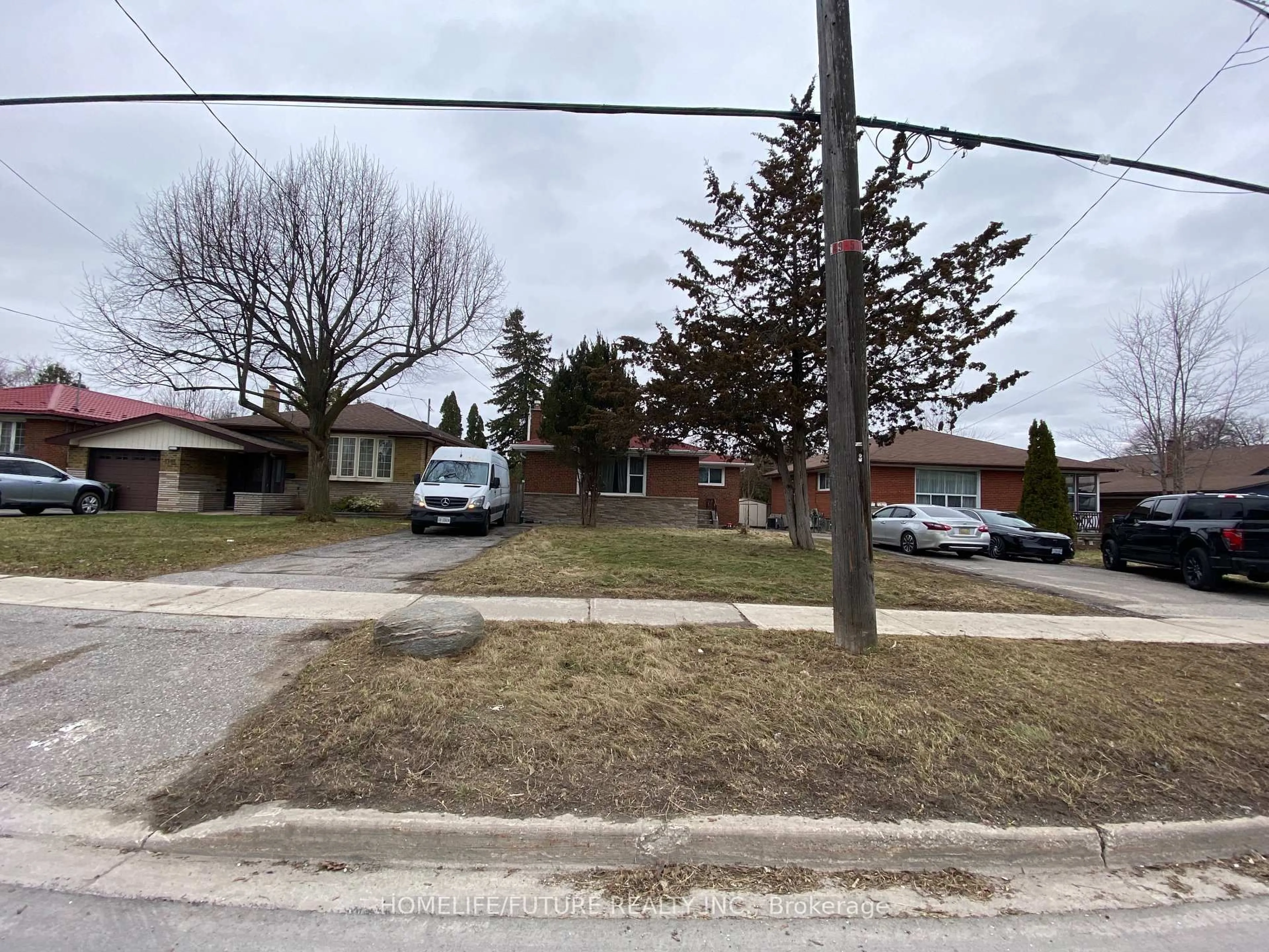 A pic from outside/outdoor area/front of a property/back of a property/a pic from drone, street for 1206 Brimley Rd, Toronto Ontario M1P 3G4