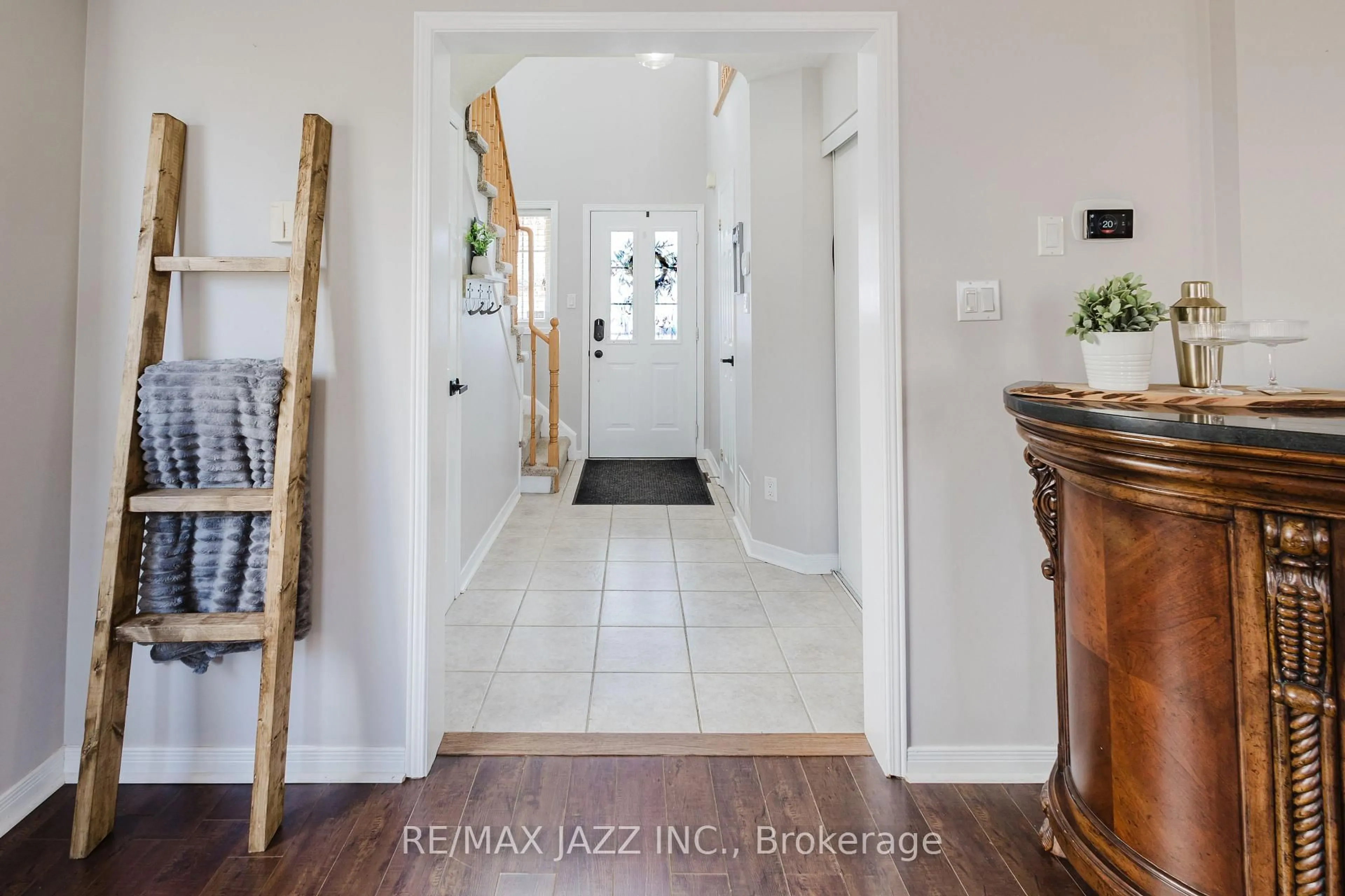 Indoor entryway for 104 Calwell Dr, Scugog Ontario L9L 1T7