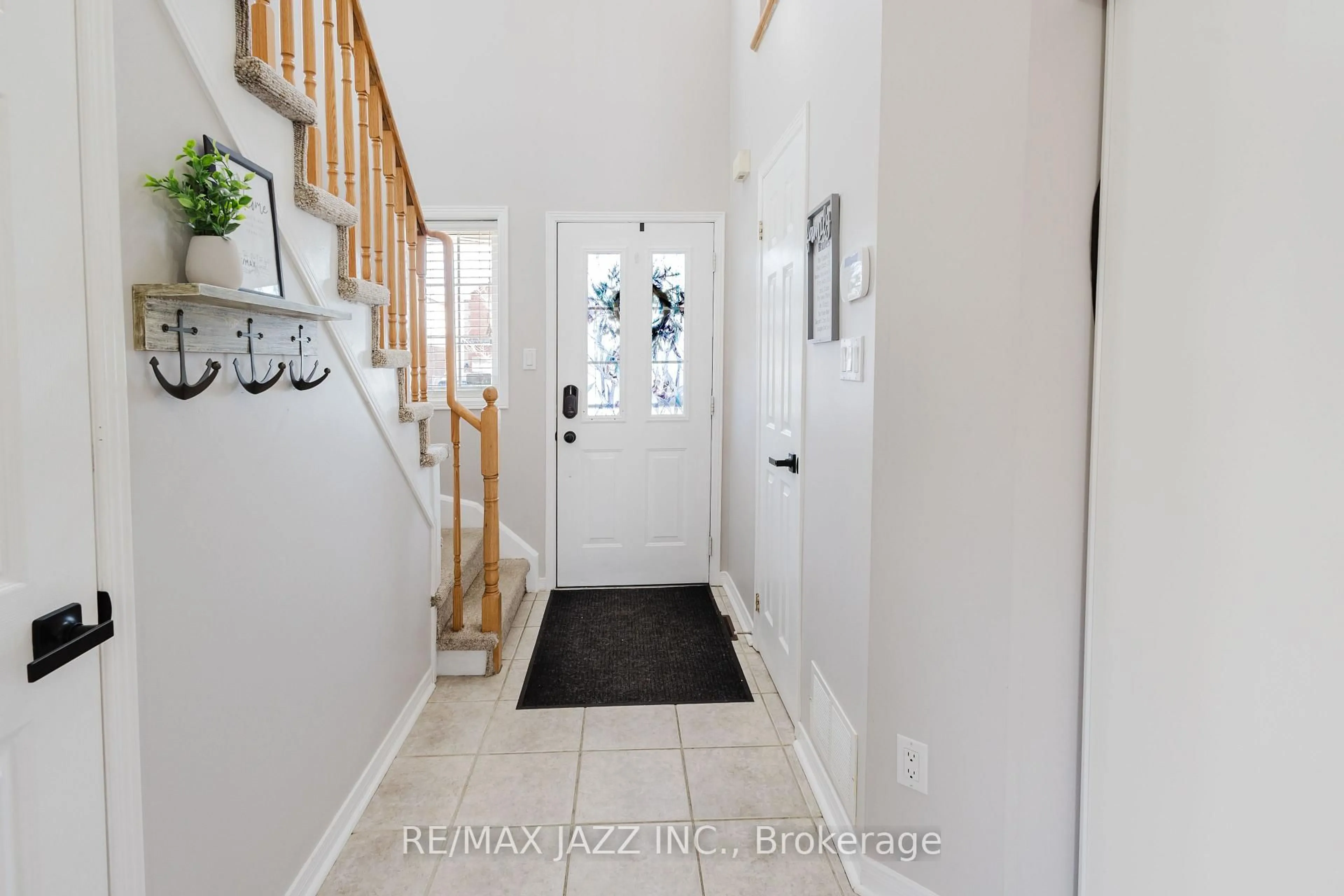 Indoor entryway for 104 Calwell Dr, Scugog Ontario L9L 1T7
