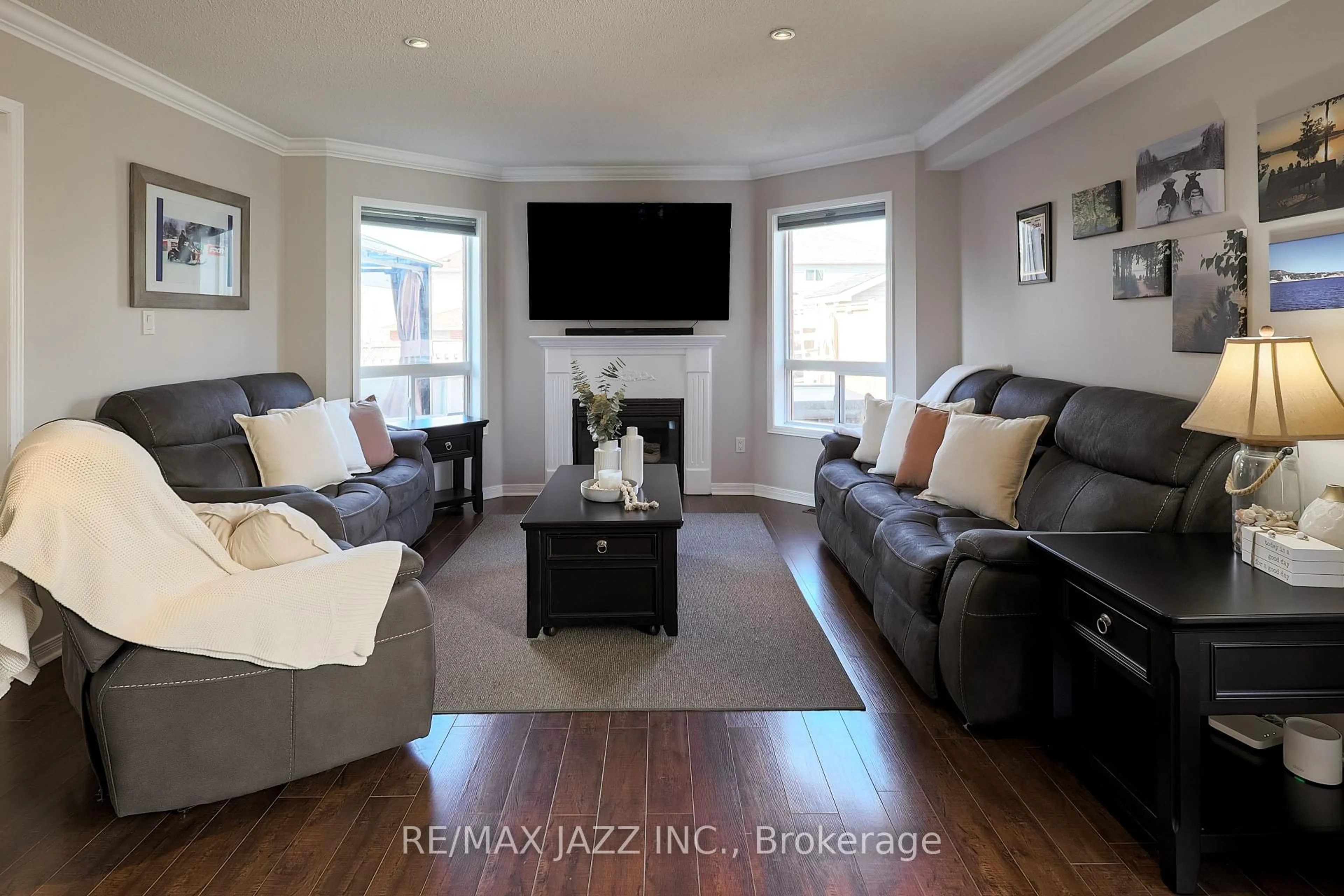 Living room with furniture, unknown for 104 Calwell Dr, Scugog Ontario L9L 1T7