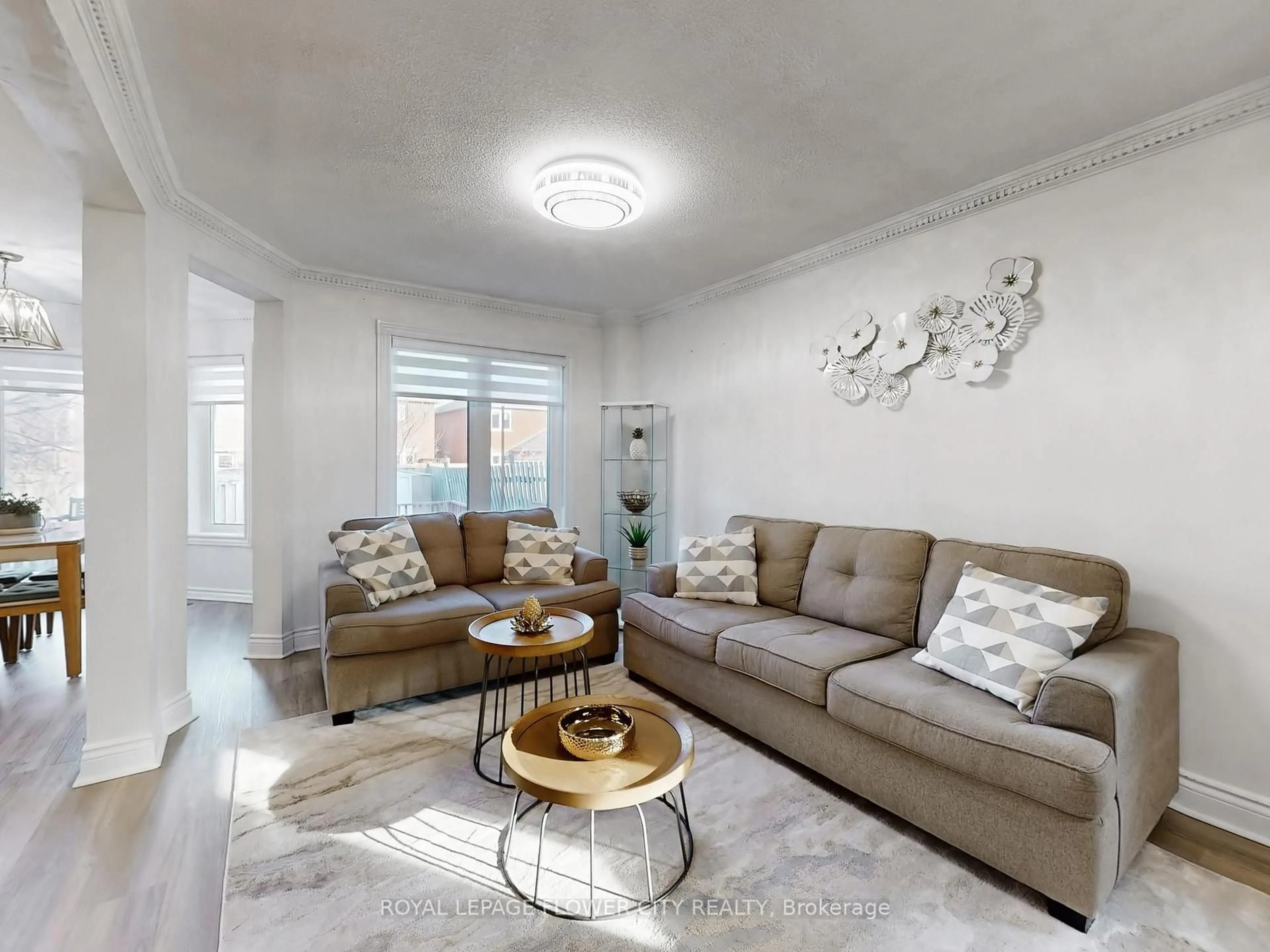 Living room with furniture, unknown for 29 Glenmore Dr, Whitby Ontario L1N 9J3