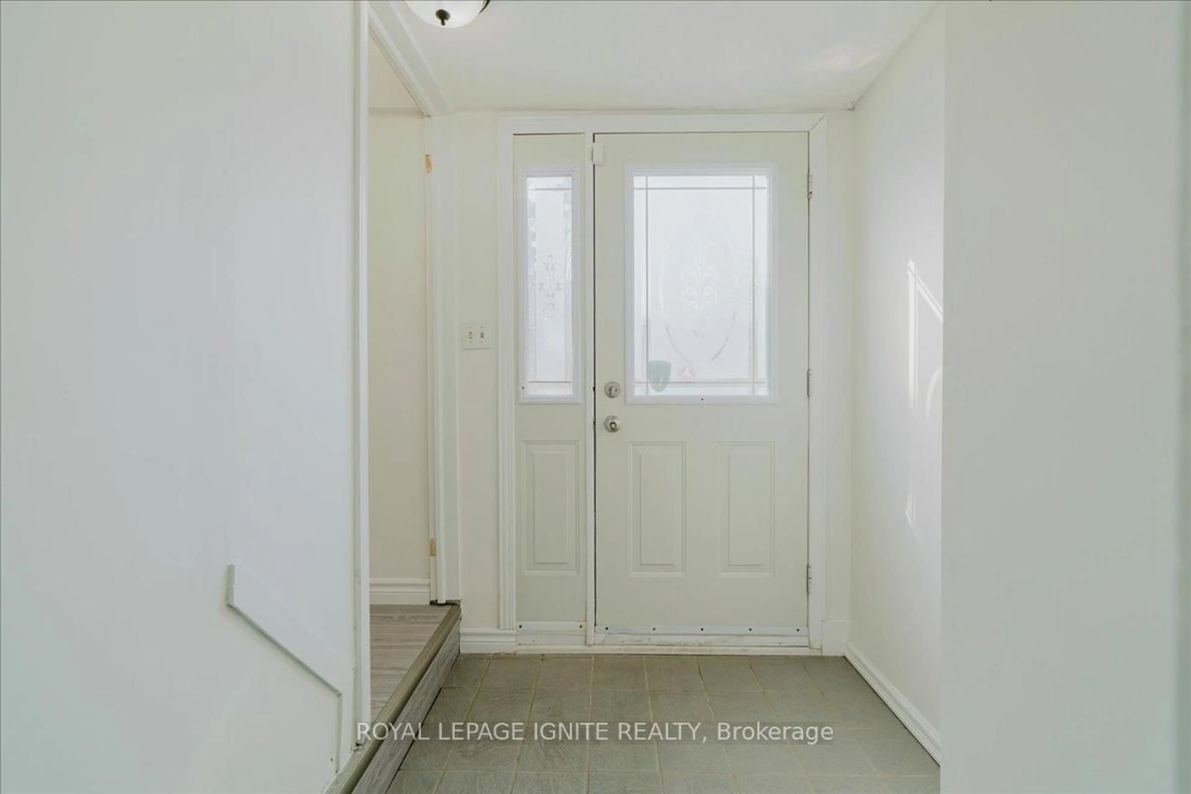 Indoor entryway for 1389 Palmetto Dr, Oshawa Ontario L1K 1N1