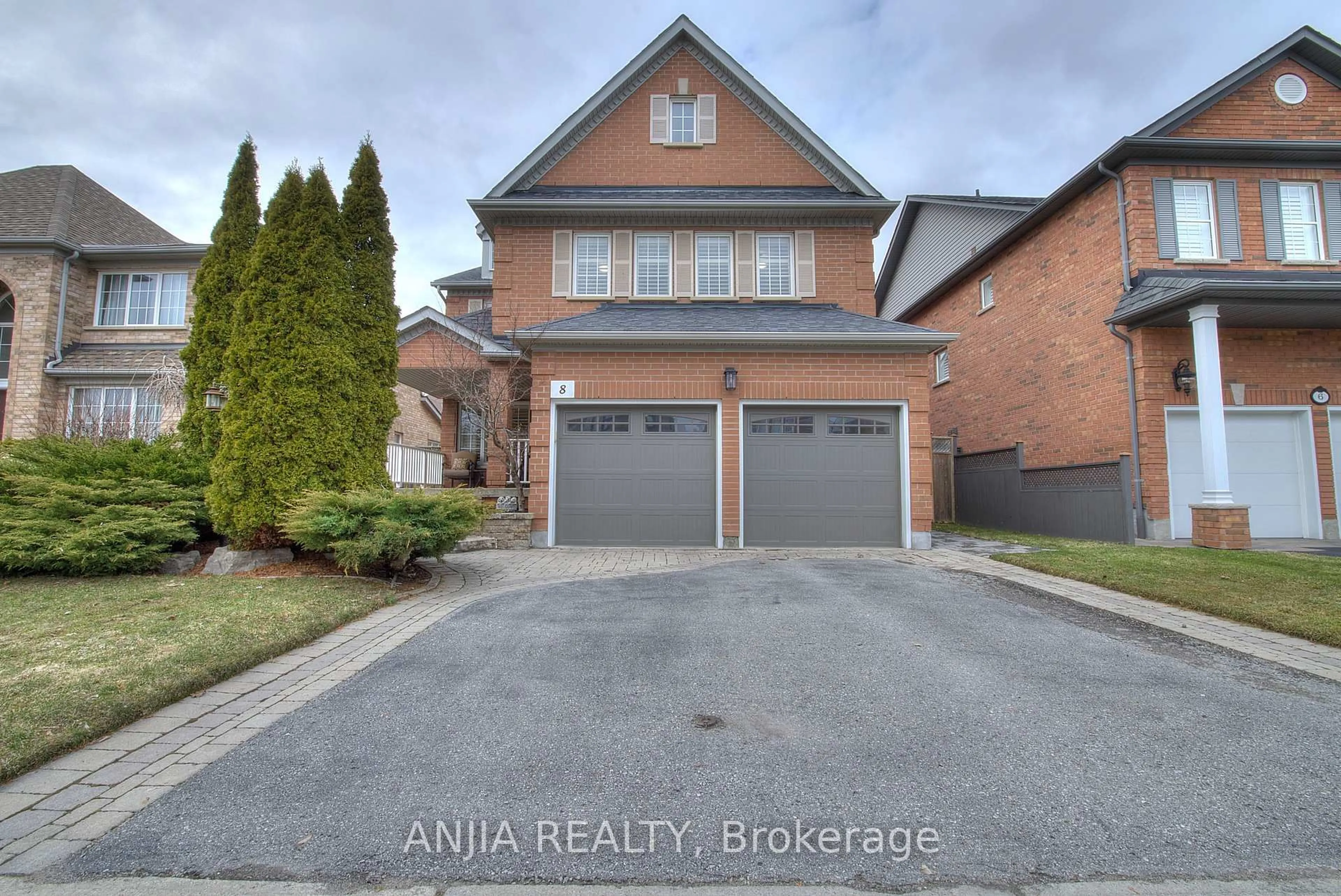 A pic from outside/outdoor area/front of a property/back of a property/a pic from drone, street for 8 Twin Streams Rd, Whitby Ontario L1P 1P1