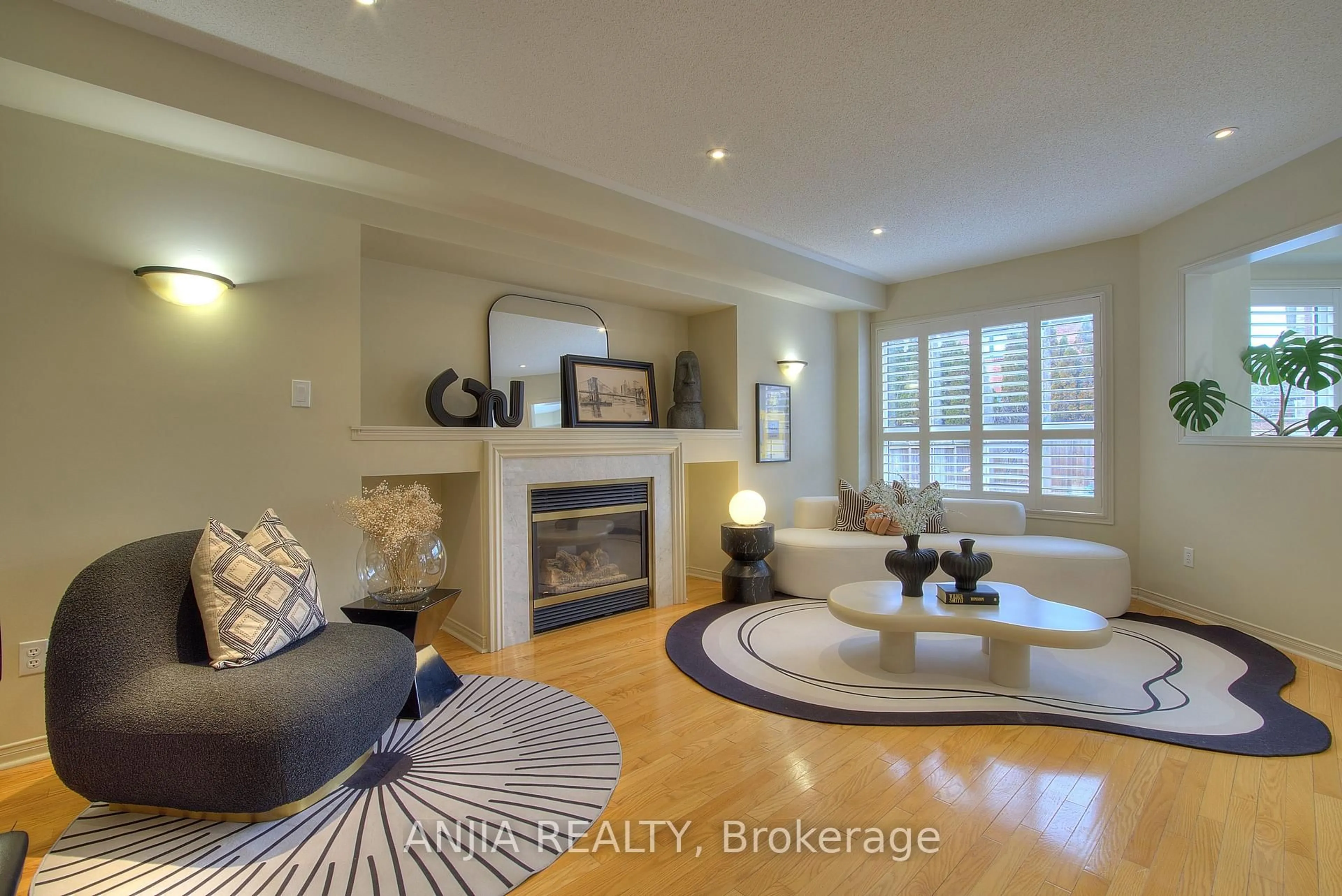 Living room with furniture, unknown for 8 Twin Streams Rd, Whitby Ontario L1P 1P1