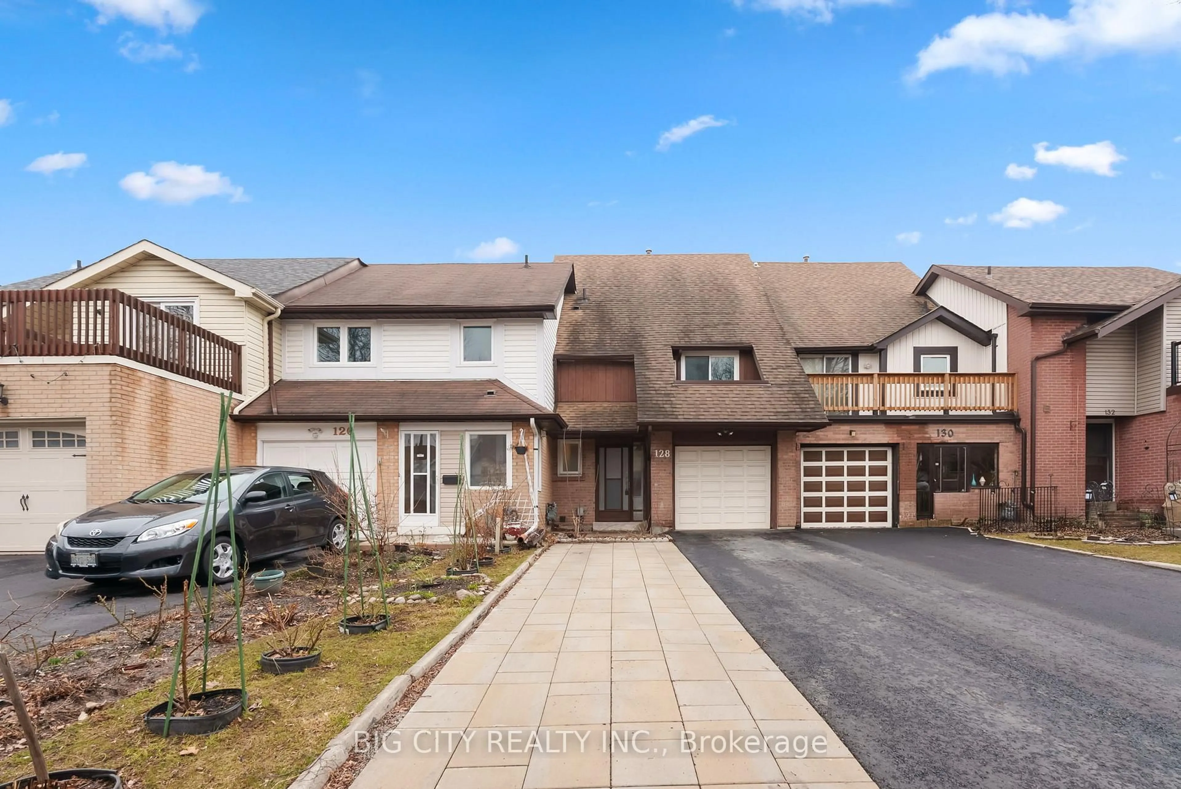 A pic from outside/outdoor area/front of a property/back of a property/a pic from drone, street for 128 Bellefontaine St, Toronto Ontario M1S 4E6