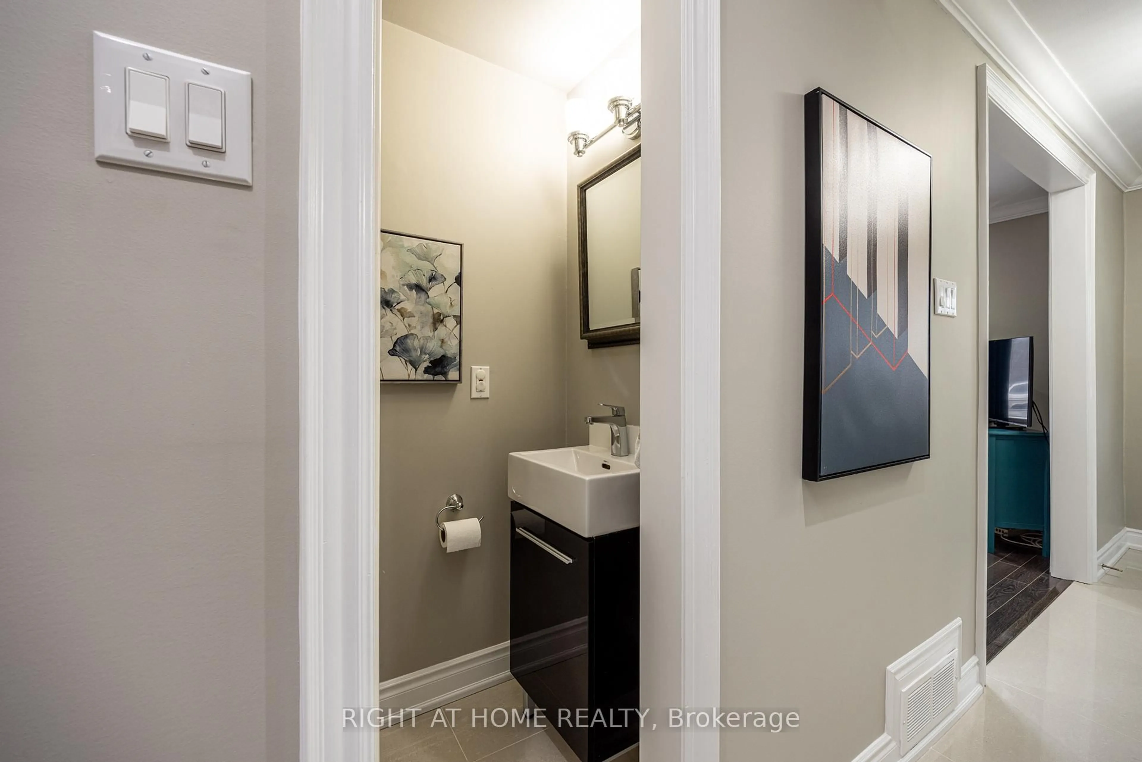 Standard bathroom, ceramic/tile floor for 32 Rosemount Dr, Toronto Ontario M1K 2W9