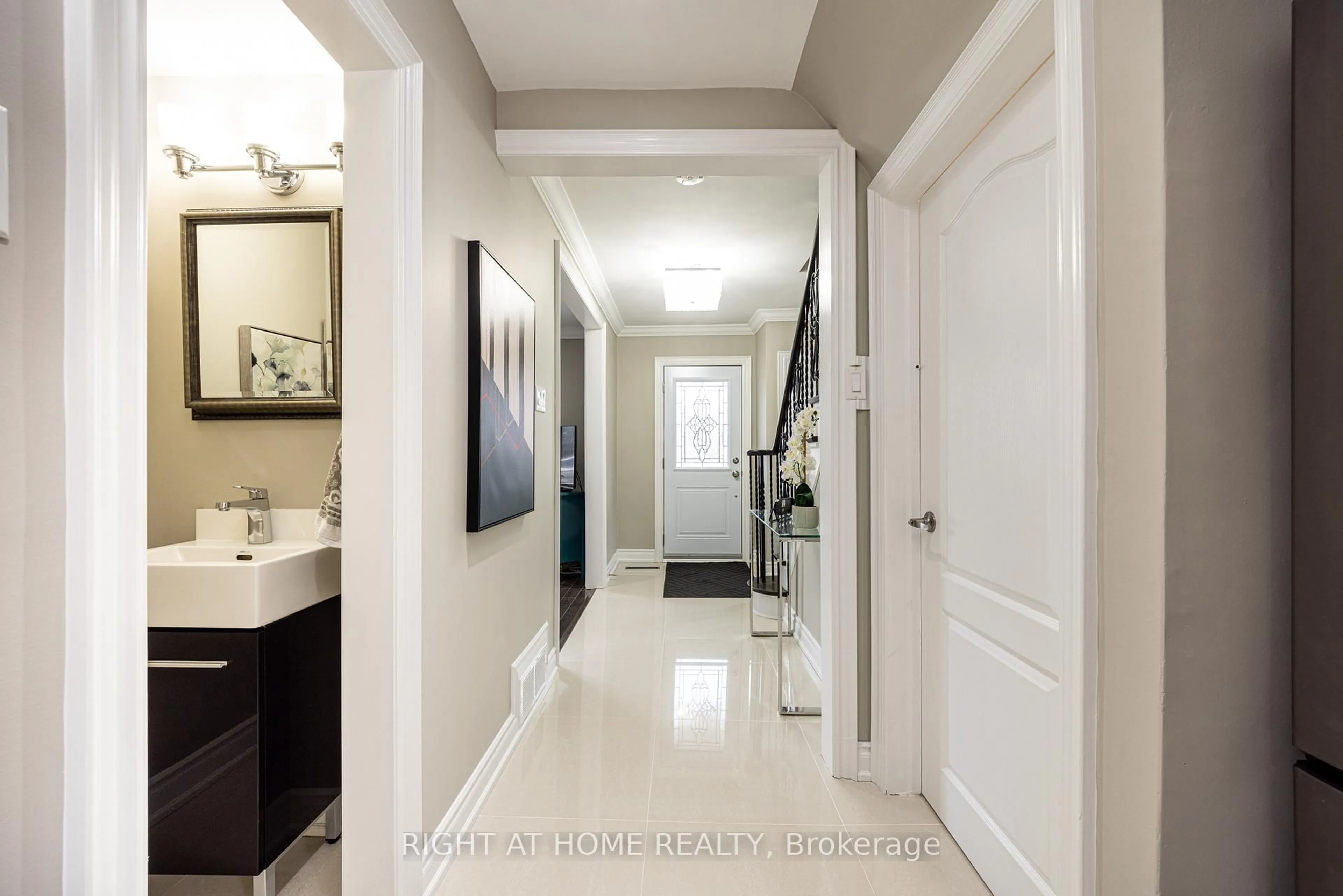 Indoor entryway for 32 Rosemount Dr, Toronto Ontario M1K 2W9