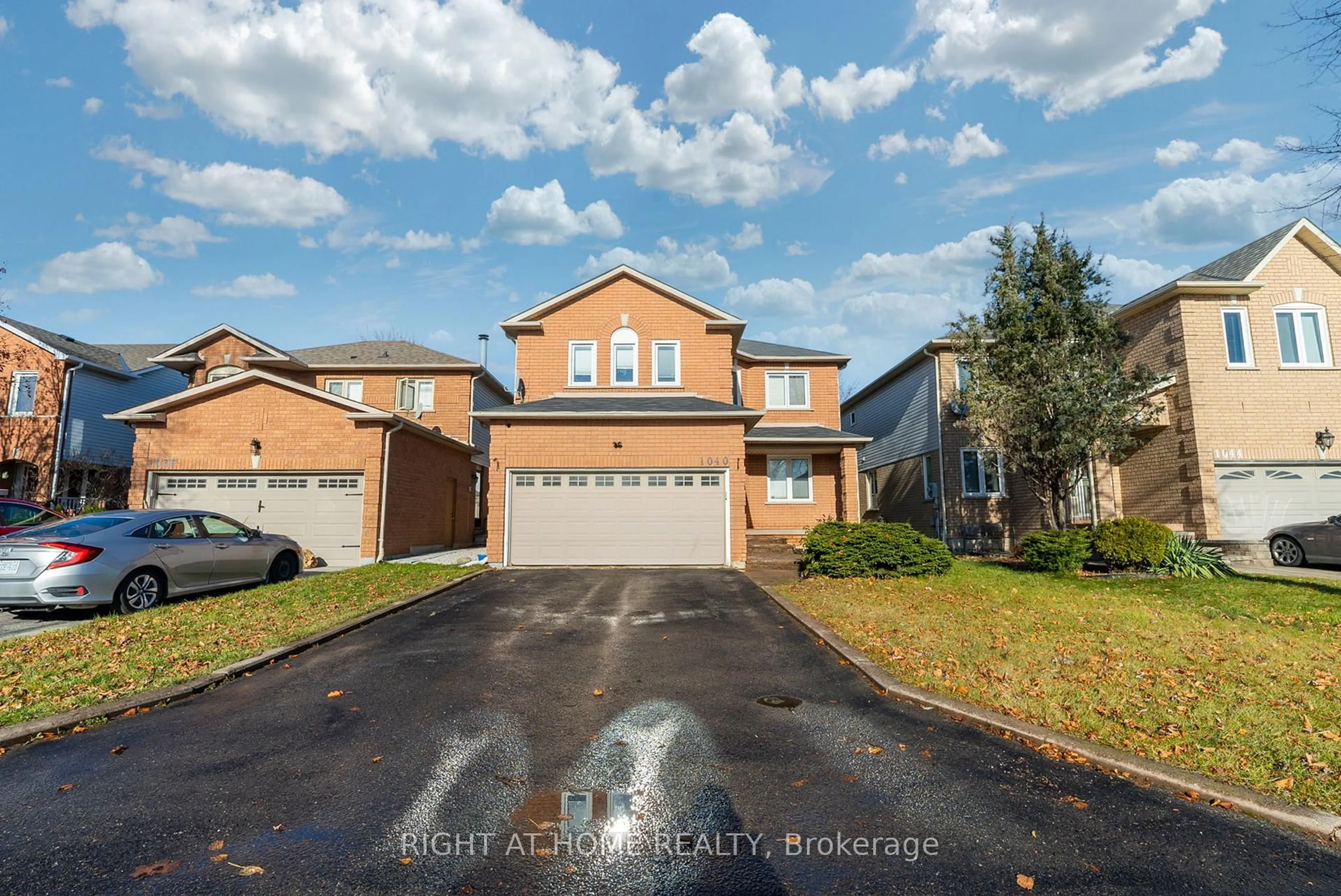 A pic from outside/outdoor area/front of a property/back of a property/a pic from drone, street for 1040 Beaver Valley Cres, Oshawa Ontario L1J 8N2