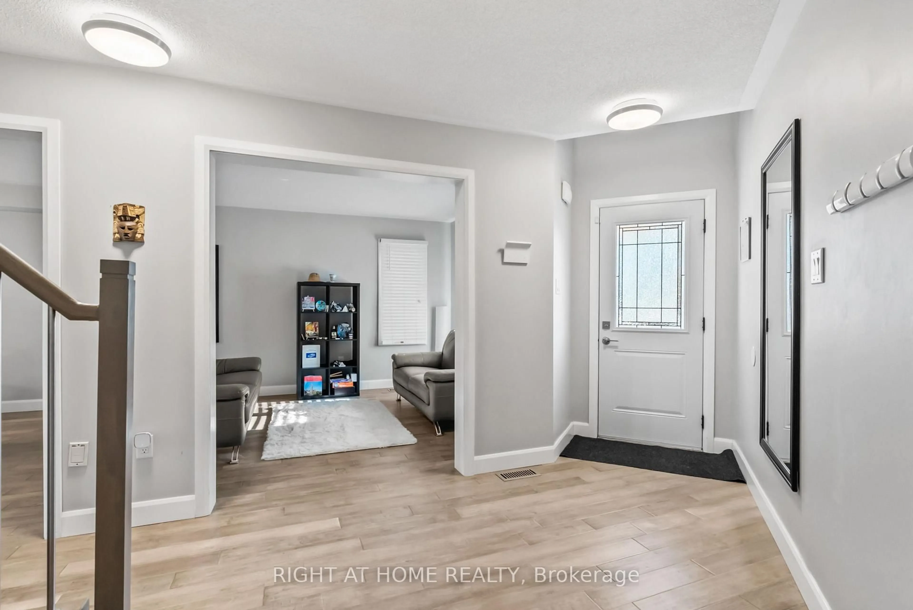 Indoor entryway for 1040 Beaver Valley Cres, Oshawa Ontario L1J 8N2