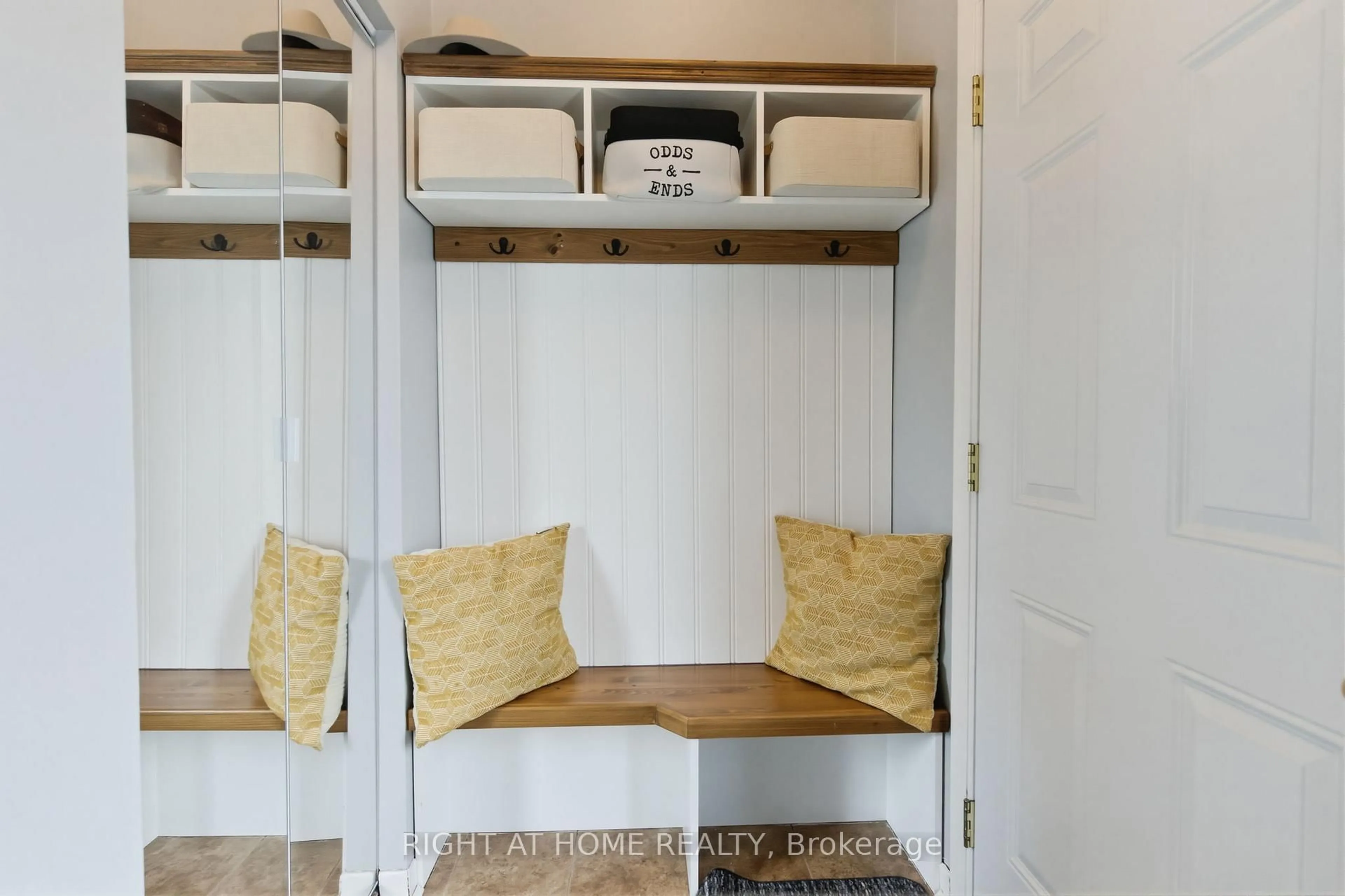 Indoor entryway for 303 Garden St #12, Whitby Ontario L1N 3W3