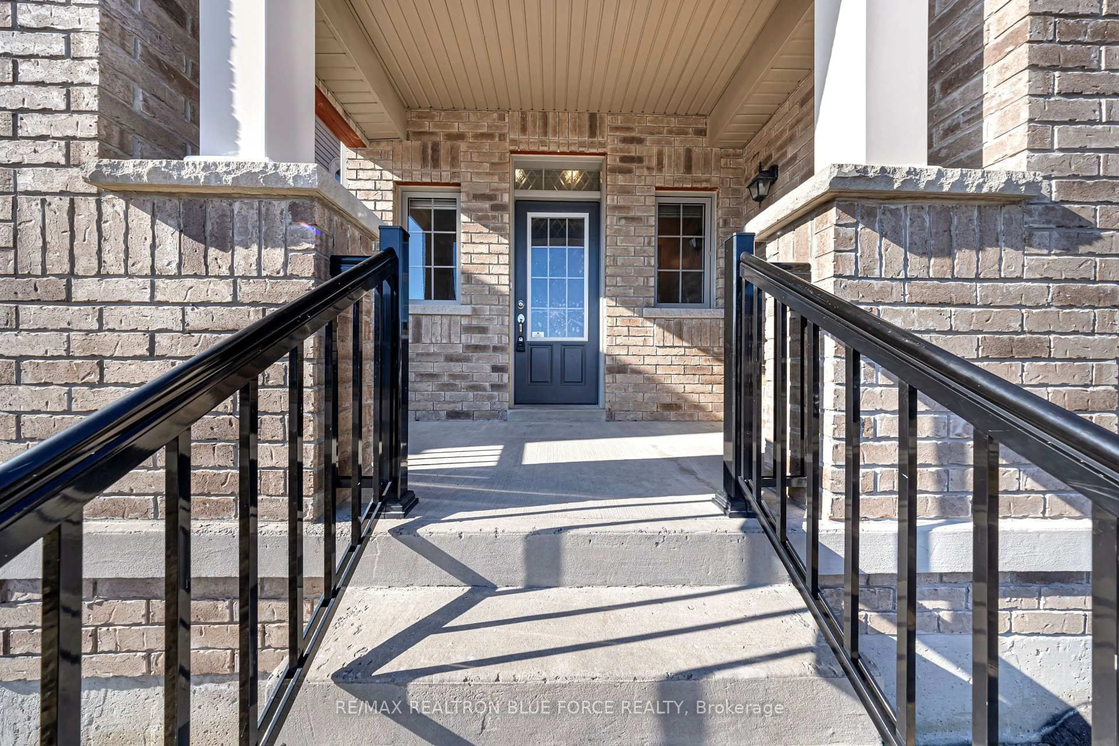 Indoor entryway for 1231 Graham Clapp Ave, Oshawa Ontario L1H 8L7