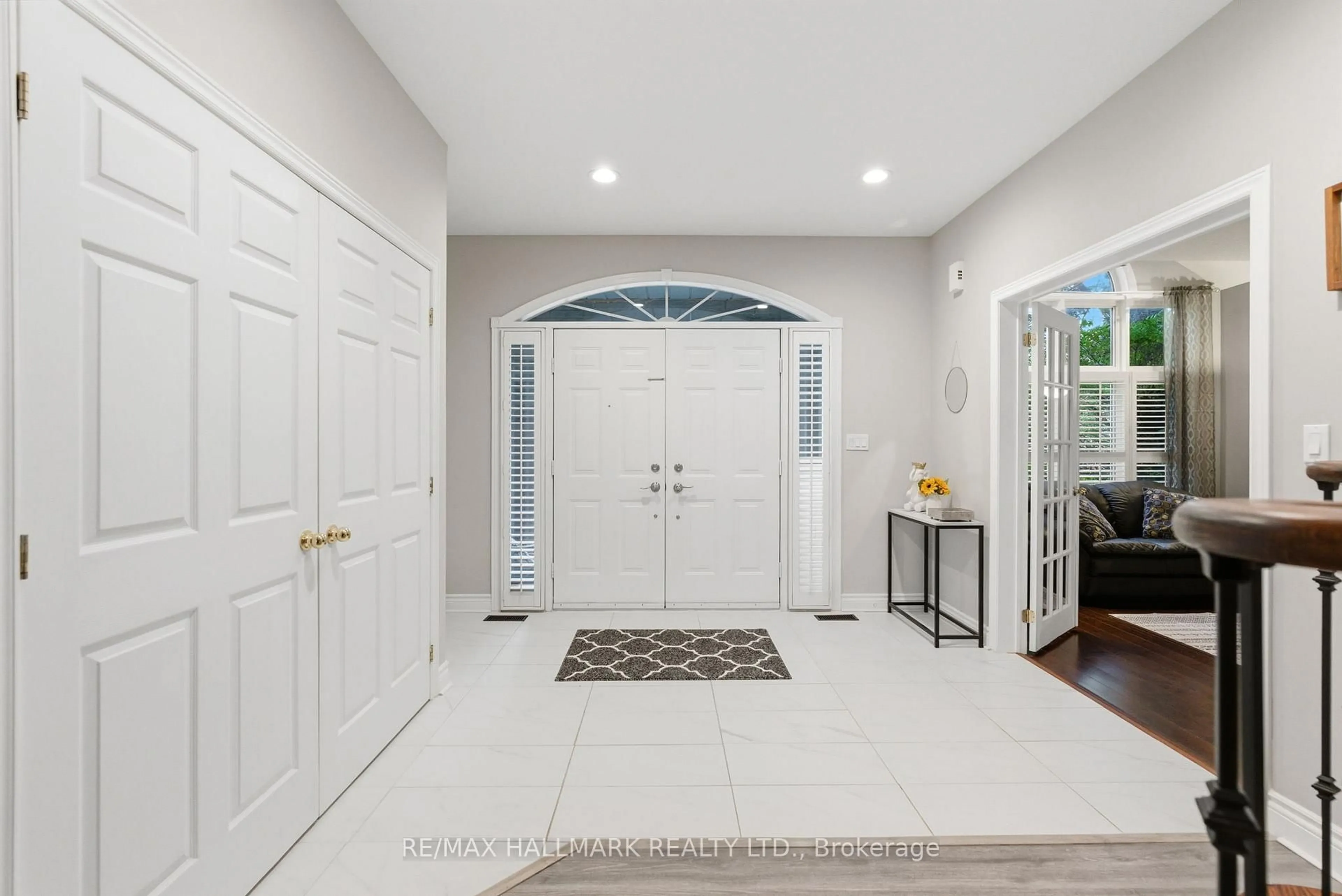 Indoor entryway for 897 Oberland Dr, Oshawa Ontario L1K 2M2