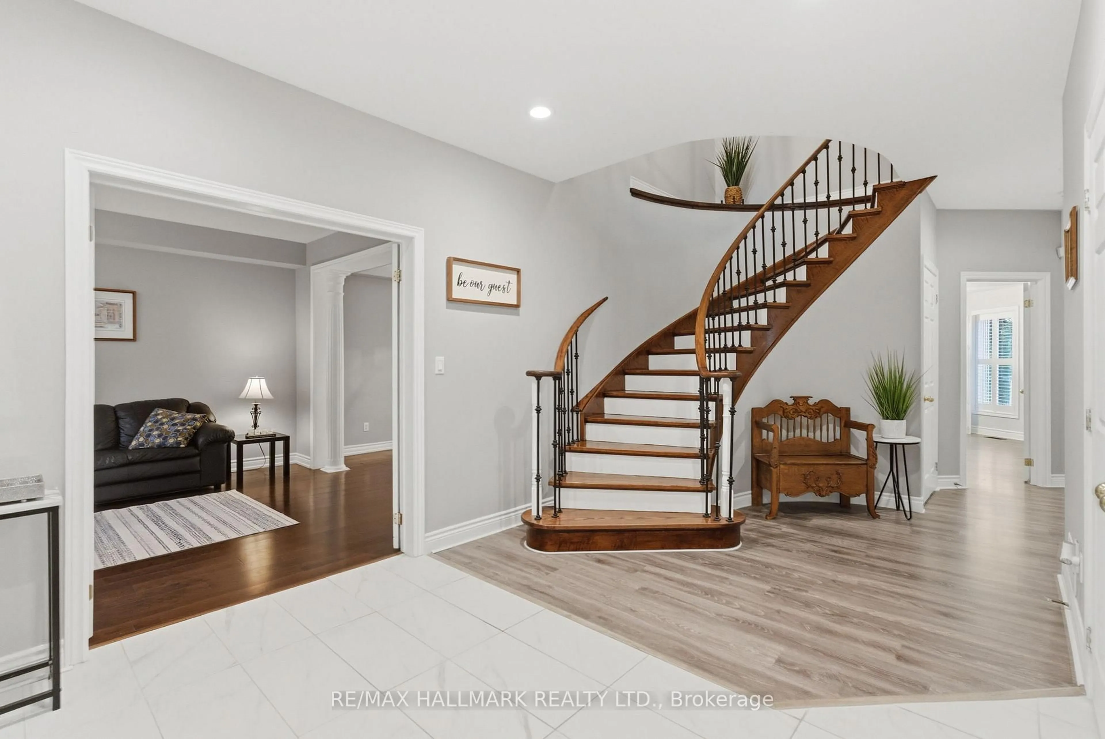 Indoor entryway for 897 Oberland Dr, Oshawa Ontario L1K 2M2