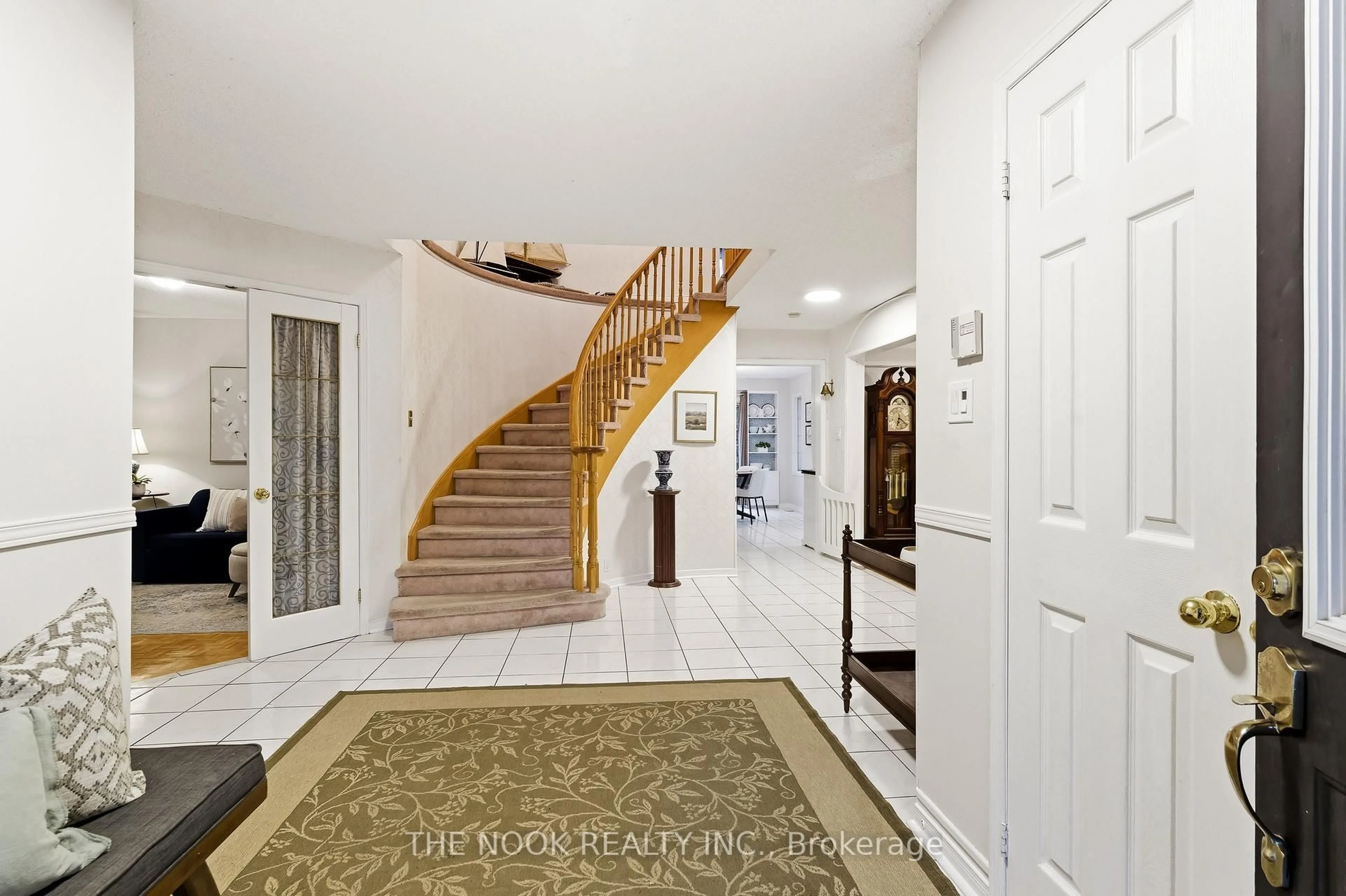 Indoor foyer for 1565 Oakburn St, Pickering Ontario L1V 6W1