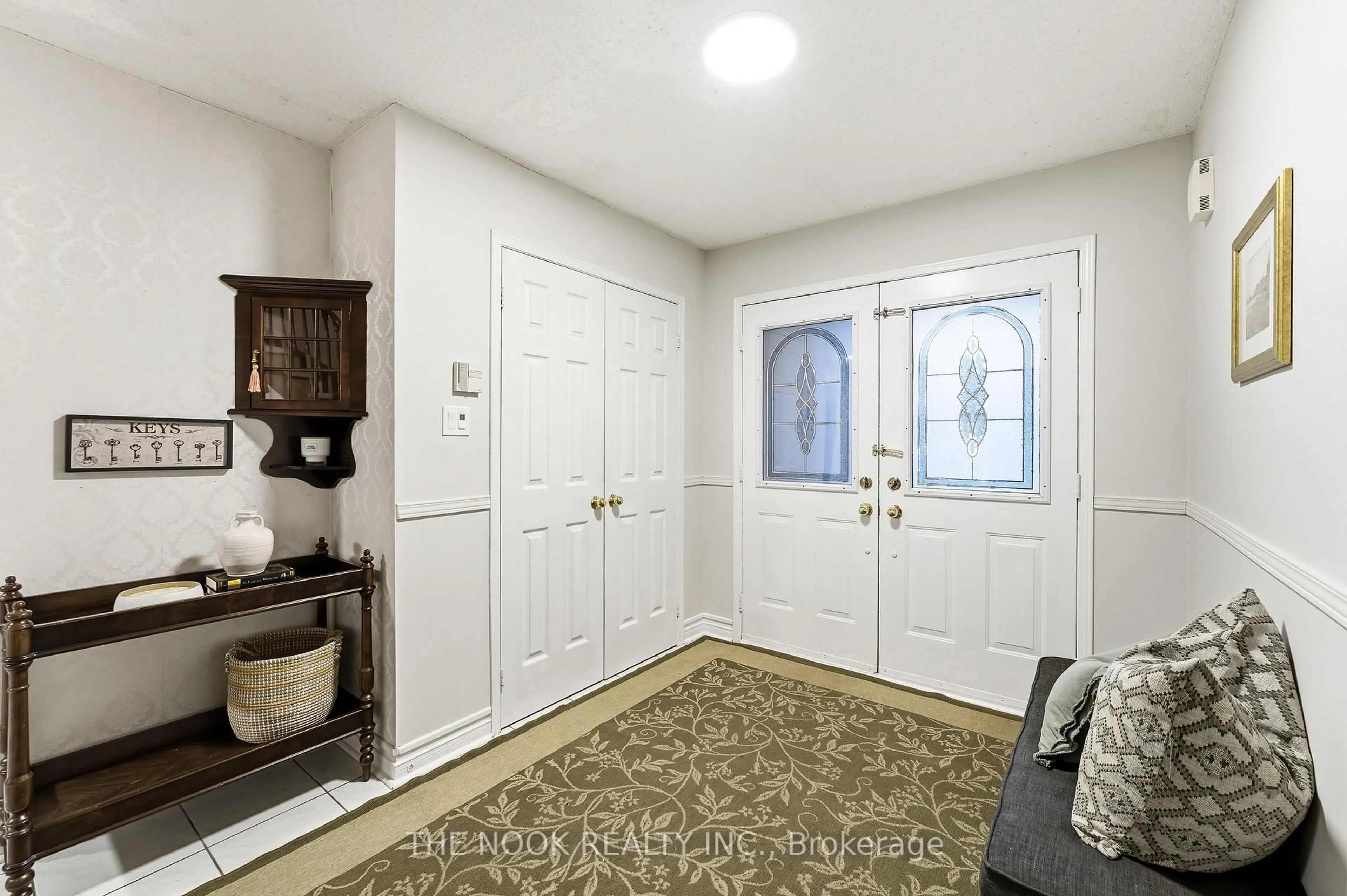 Indoor entryway for 1565 Oakburn St, Pickering Ontario L1V 6W1