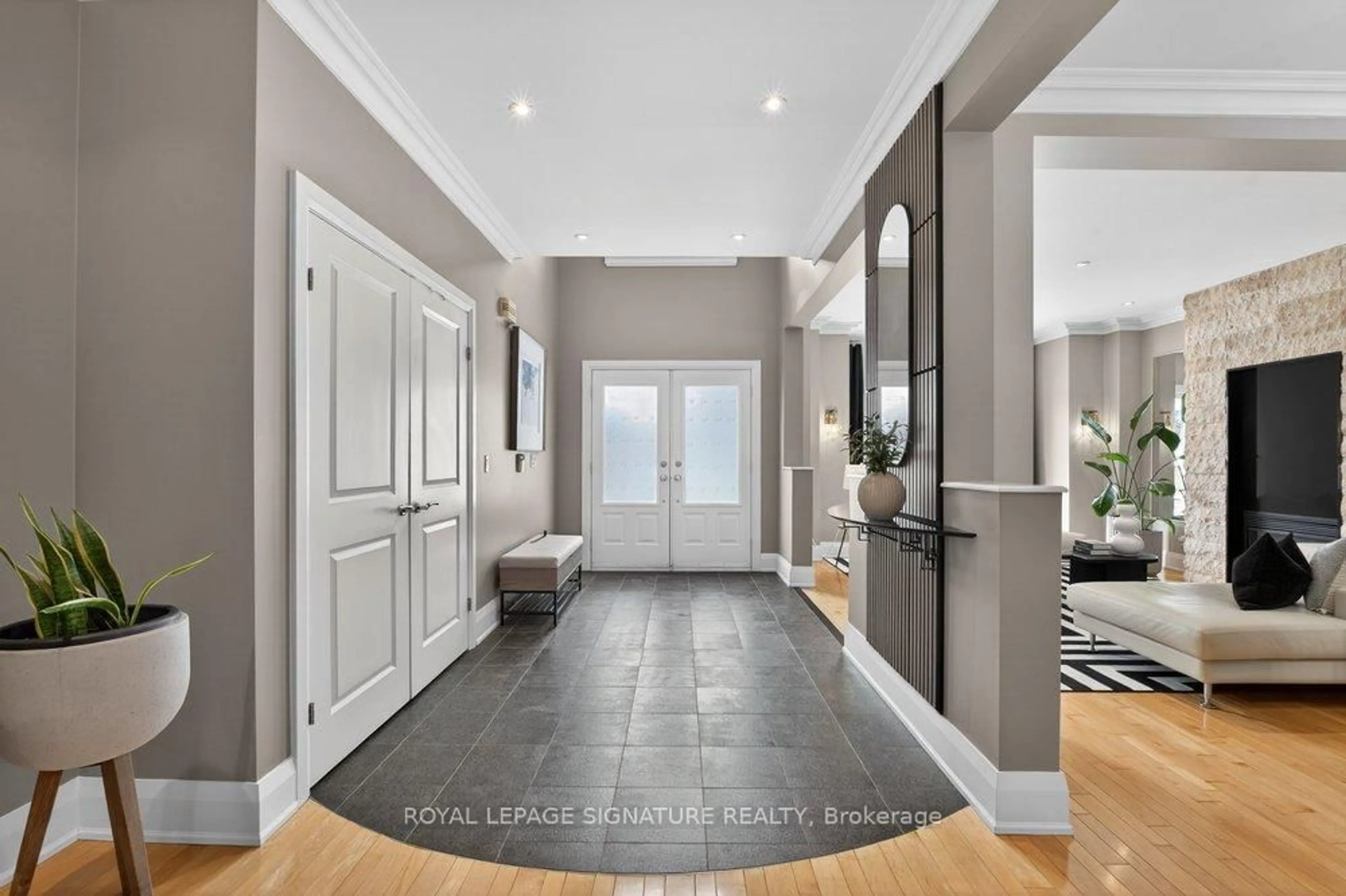 Indoor entryway for 27 Cleta Dr, Toronto Ontario M1K 3G5