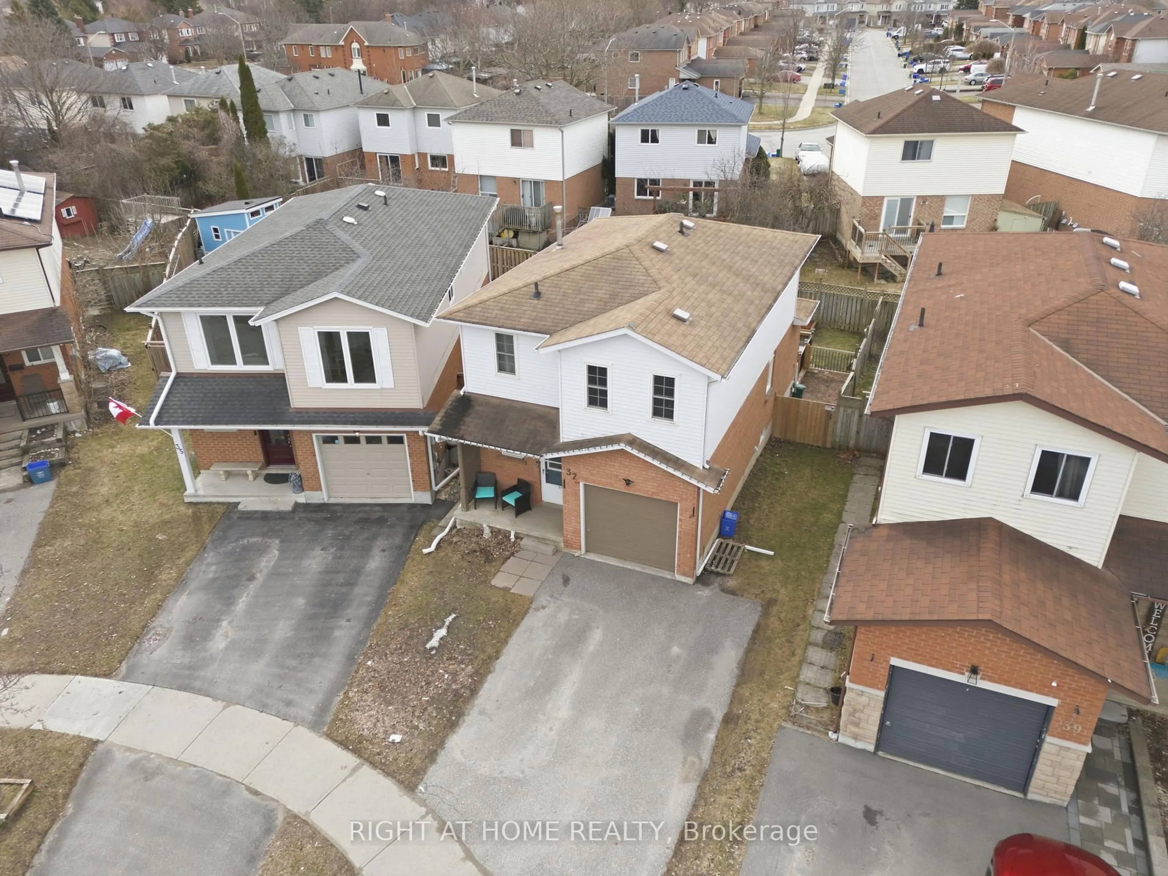 A pic from outside/outdoor area/front of a property/back of a property/a pic from drone, street for 37 Beechnut Cres, Clarington Ontario L1E 1Y5