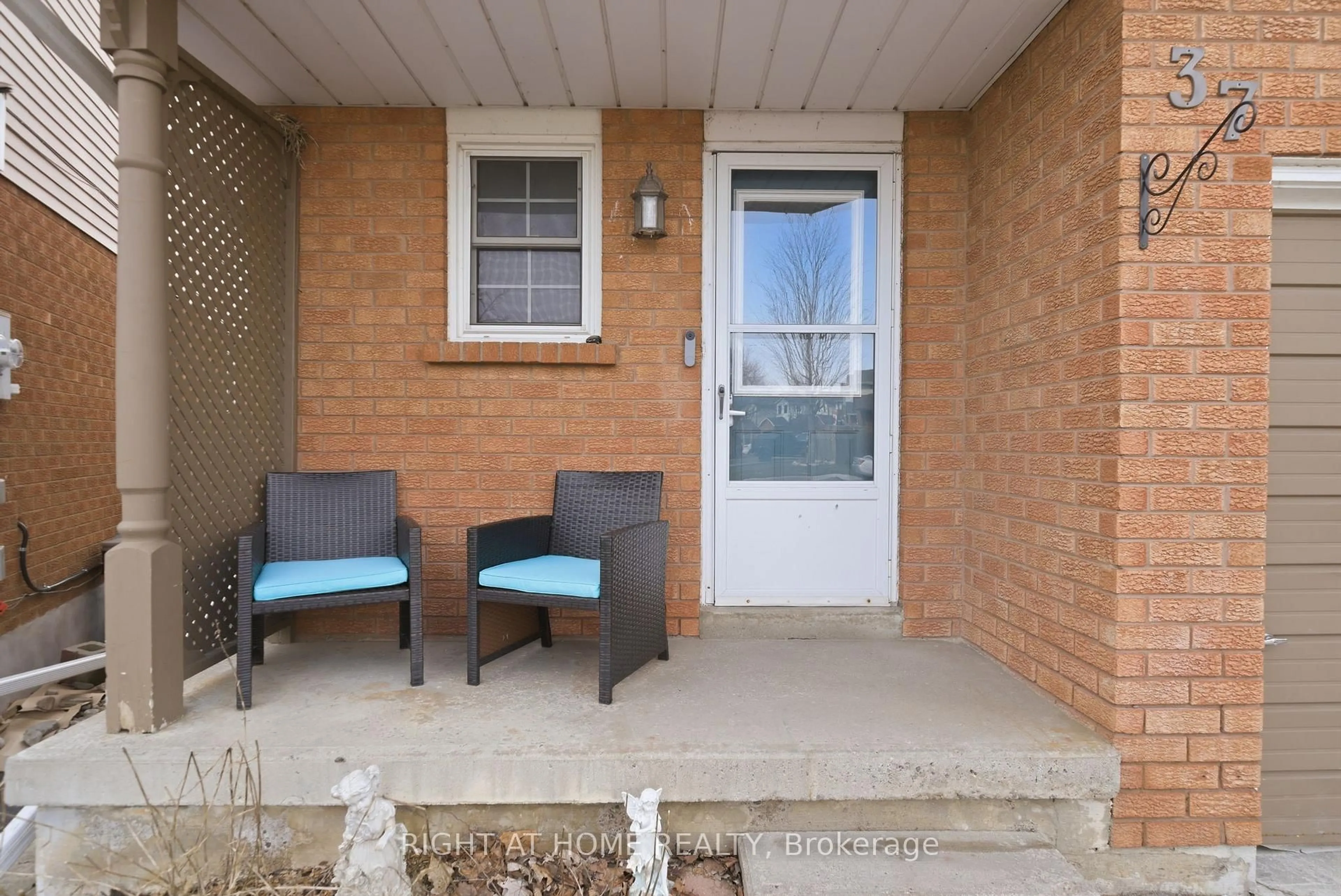 Patio, street for 37 Beechnut Cres, Clarington Ontario L1E 1Y5