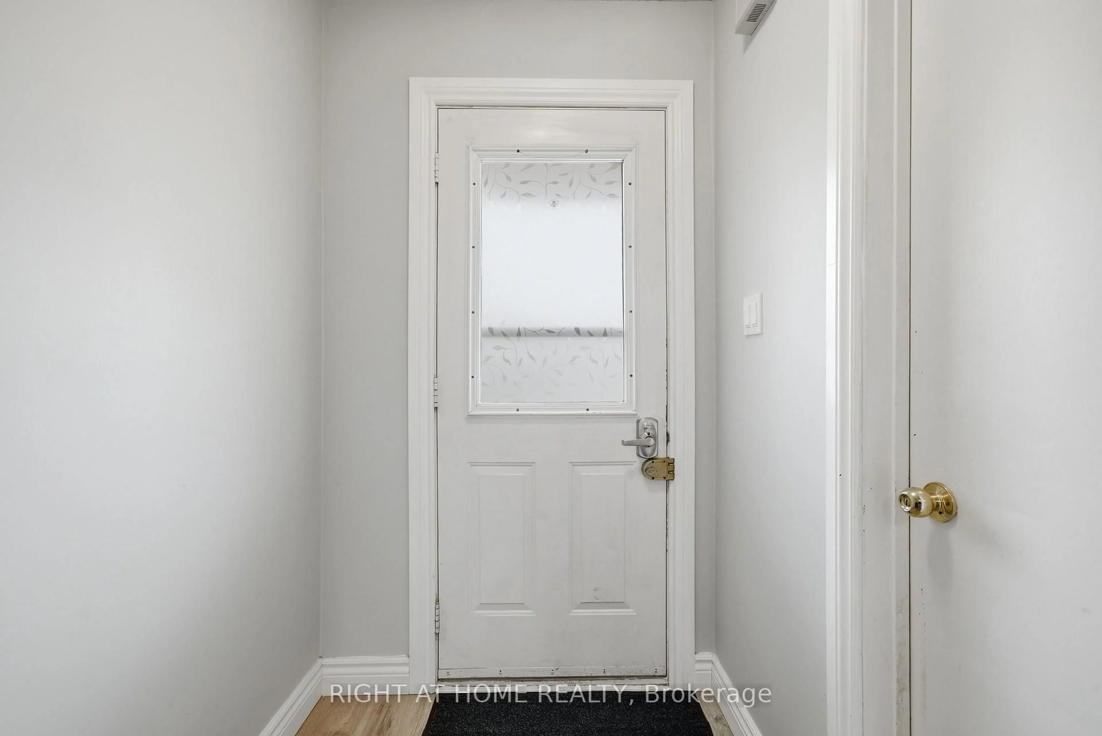 Indoor entryway for 37 Beechnut Cres, Clarington Ontario L1E 1Y5