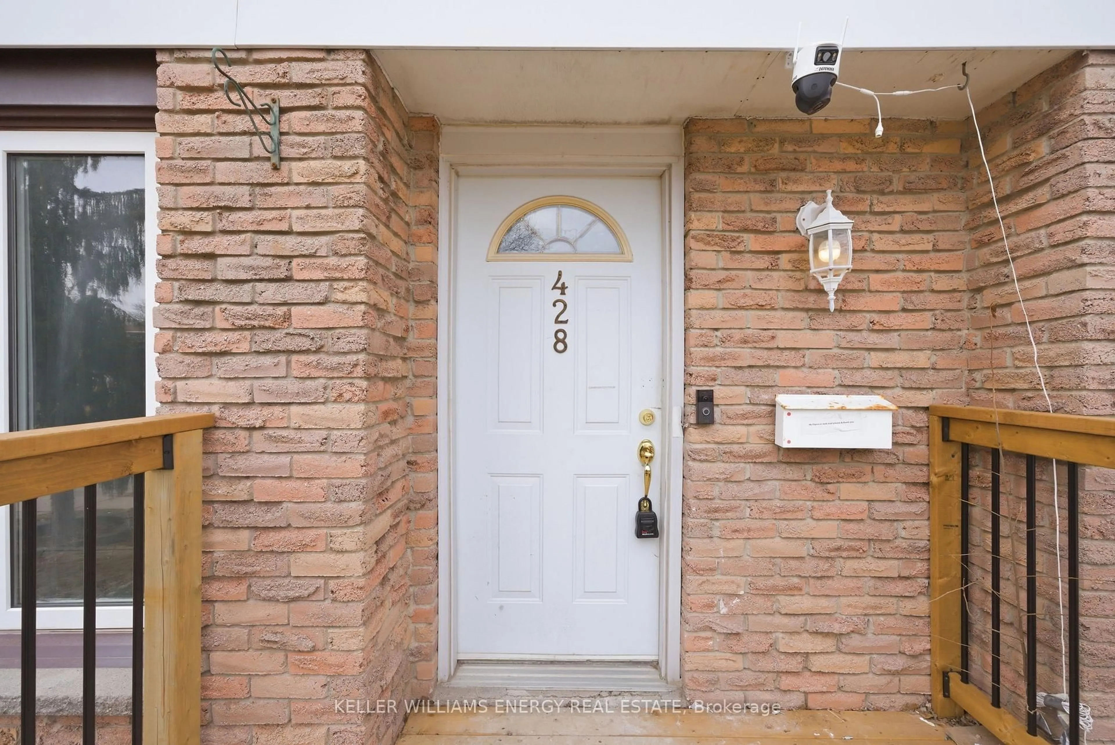 Indoor entryway for 428 Lesabre St, Oshawa Ontario L1K 1E4