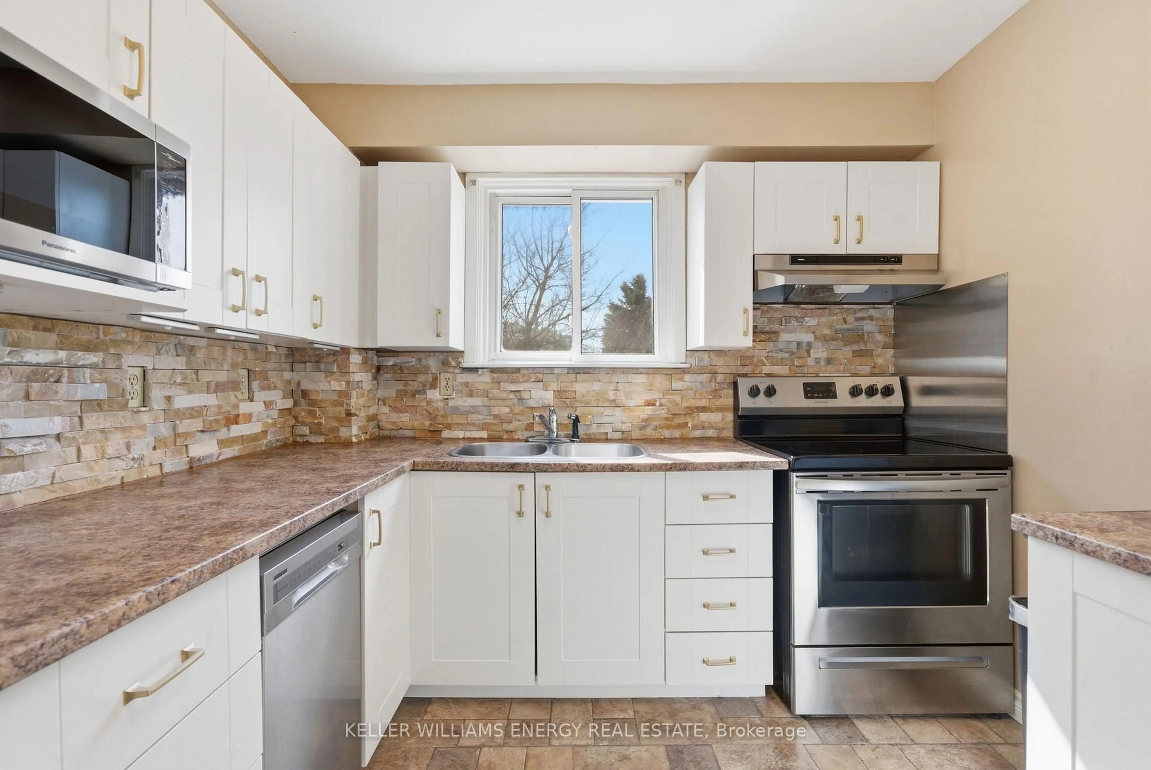 Standard kitchen, ceramic/tile floor for 428 Lesabre St, Oshawa Ontario L1K 1E4