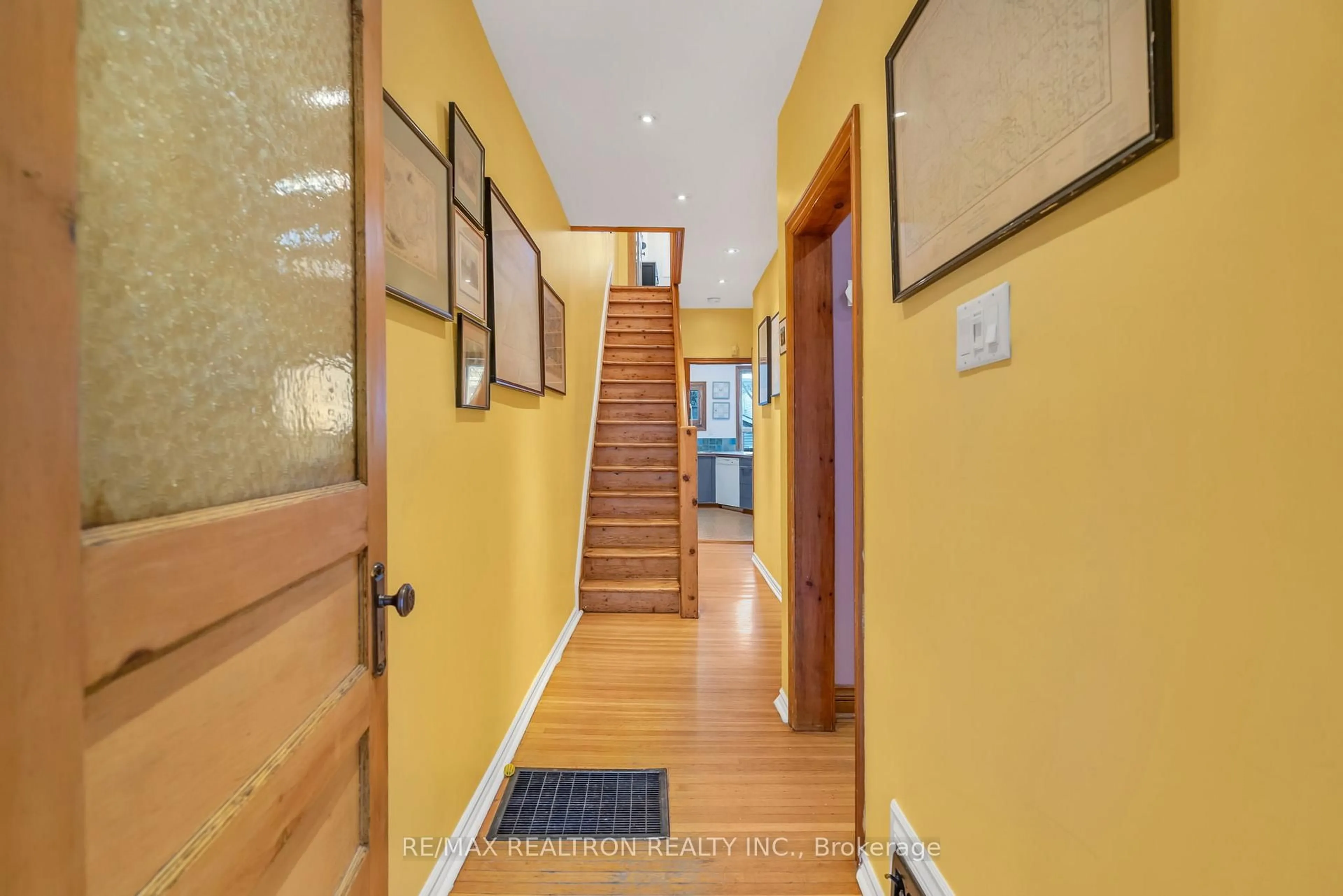 Indoor foyer for 17 Baltic Ave, Toronto Ontario M4J 1S1