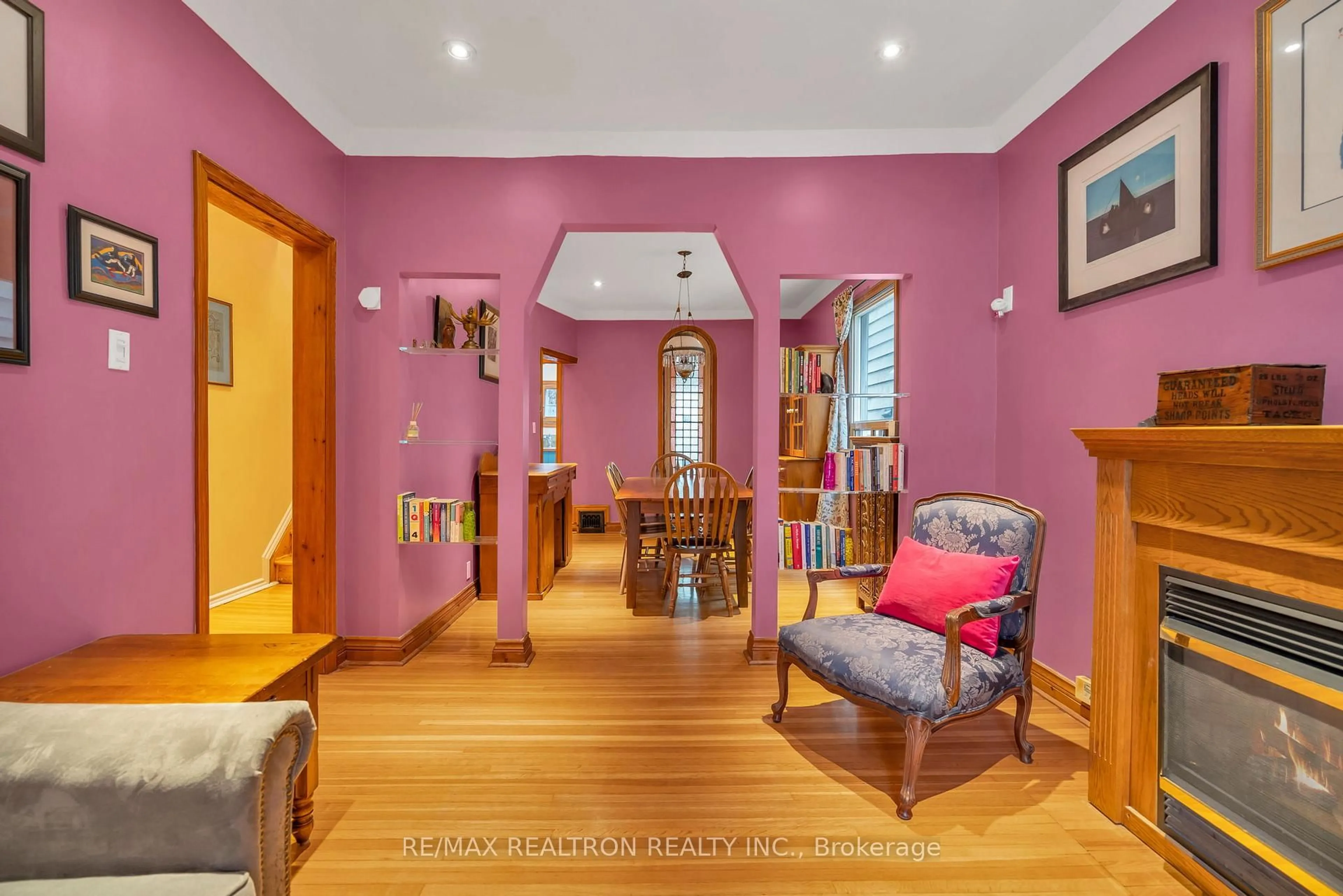 Indoor foyer for 17 Baltic Ave, Toronto Ontario M4J 1S1