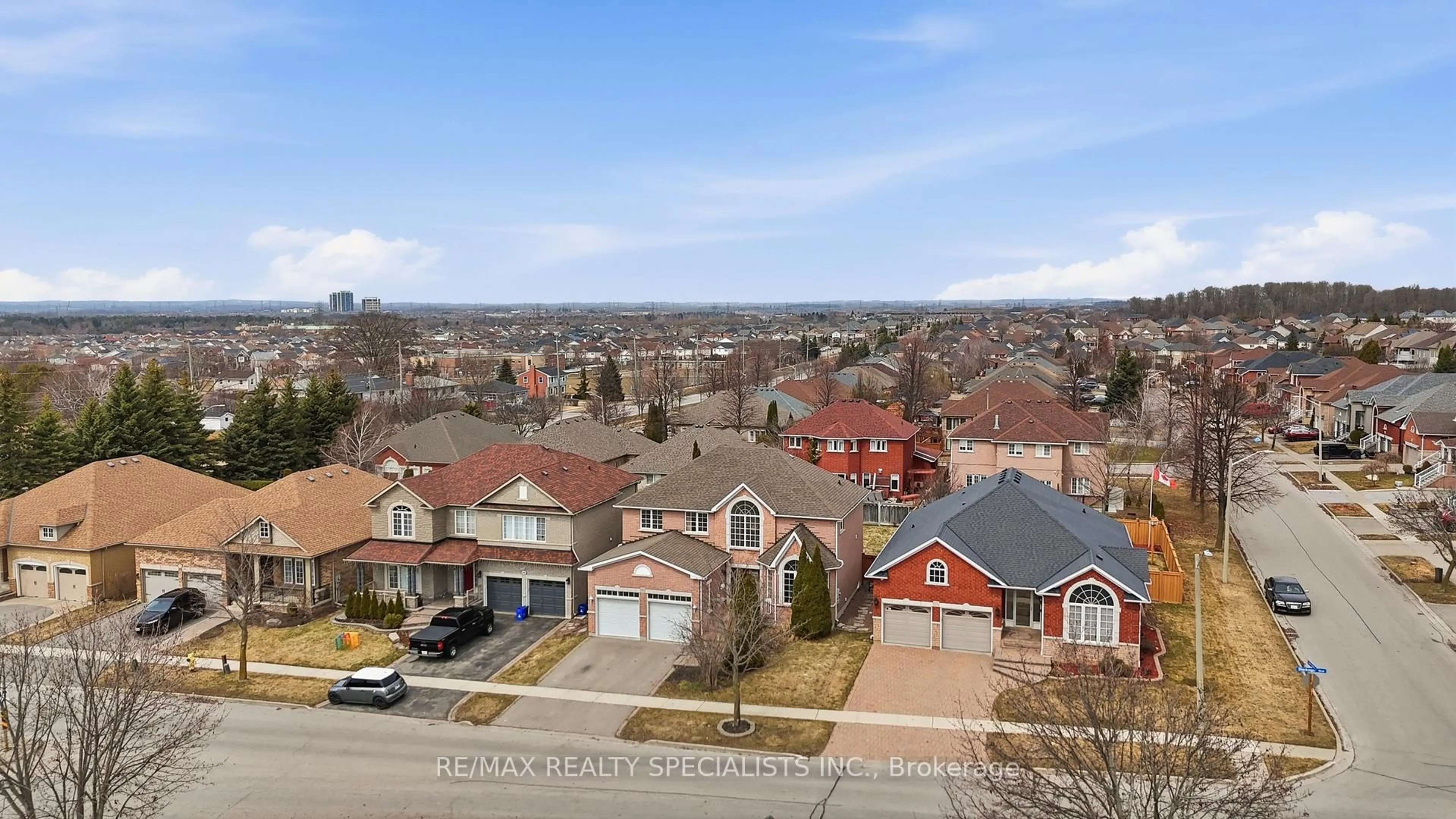 A pic from outside/outdoor area/front of a property/back of a property/a pic from drone, city buildings view from balcony for 570 Blackwood Blvd, Oshawa Ontario L1K 2N6