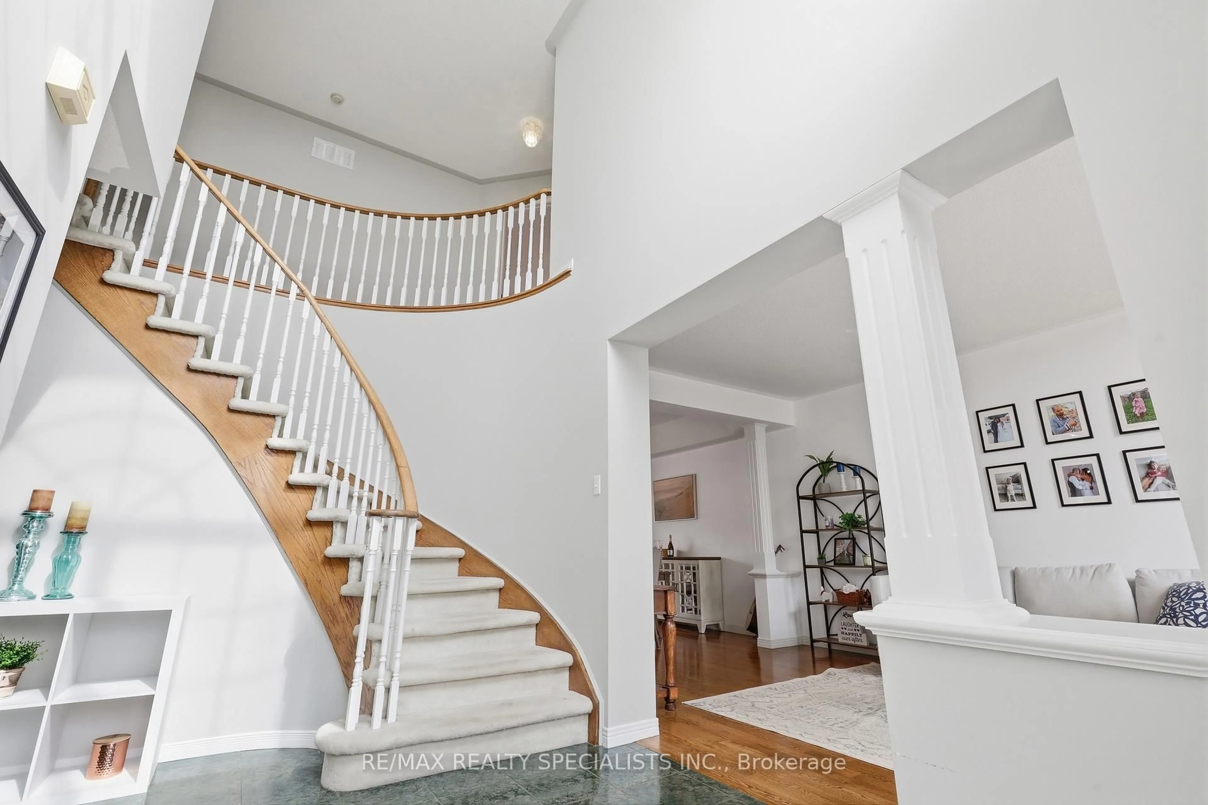 Indoor foyer for 570 Blackwood Blvd, Oshawa Ontario L1K 2N6