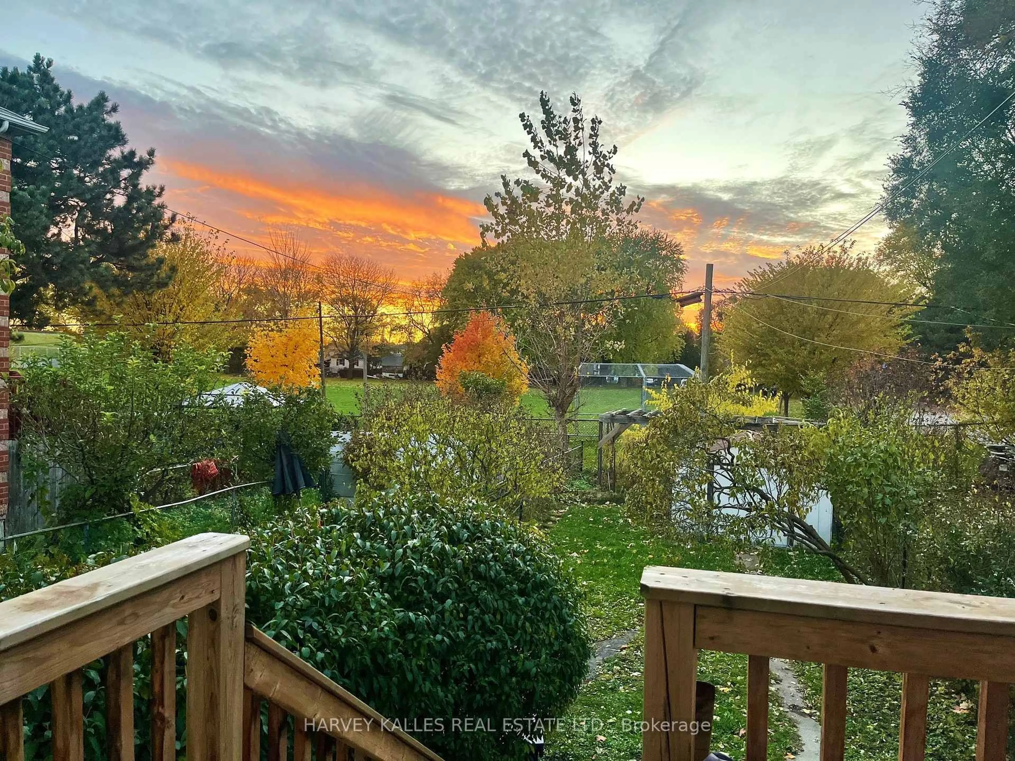 A pic from outside/outdoor area/front of a property/back of a property/a pic from drone, water/lake/river/ocean view for 26 Leyton Ave, Toronto Ontario M1L 3T4
