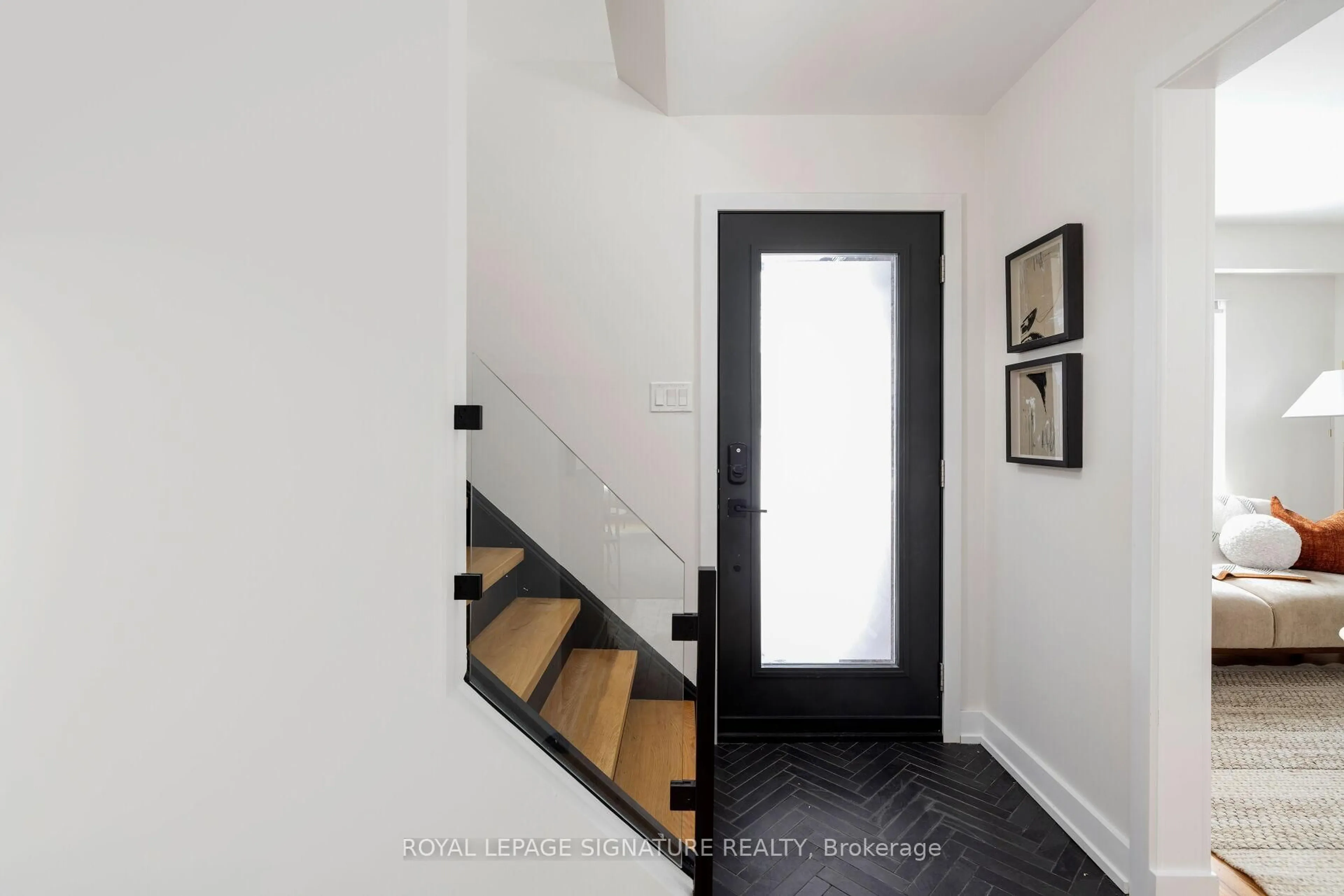 Indoor entryway for 567 Downland Dr, Pickering Ontario L1W 3B1