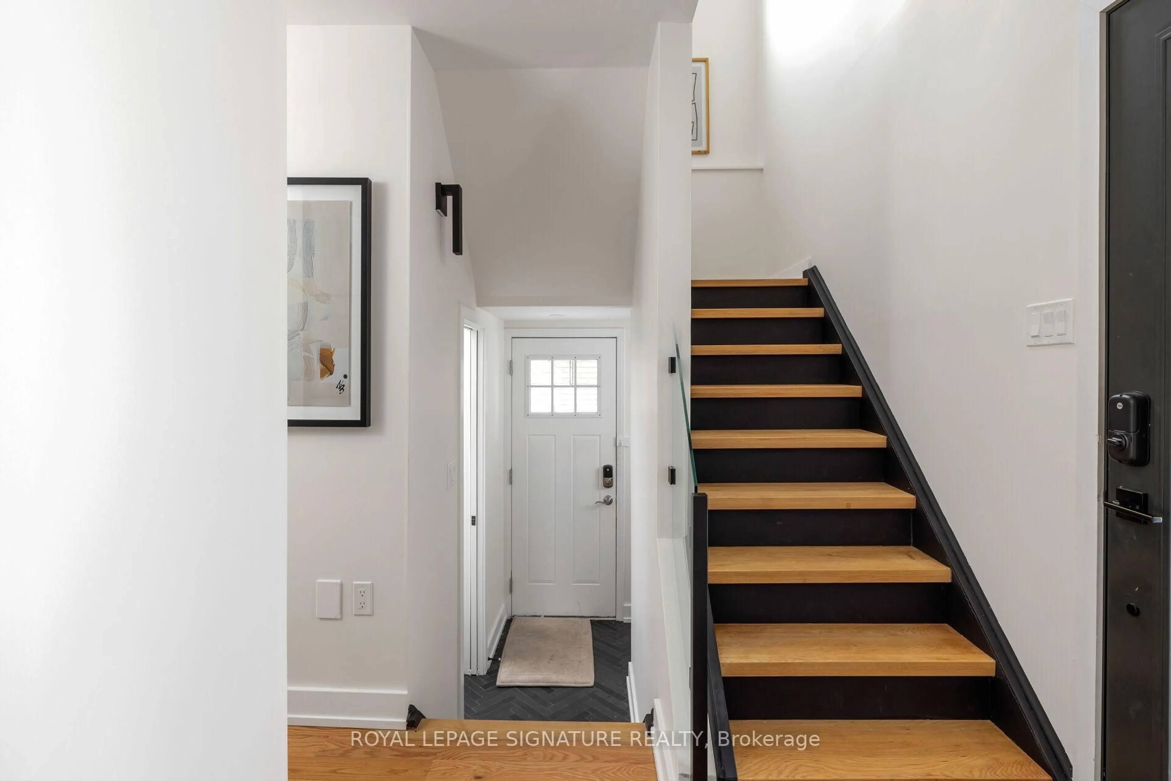 Indoor entryway for 567 Downland Dr, Pickering Ontario L1W 3B1