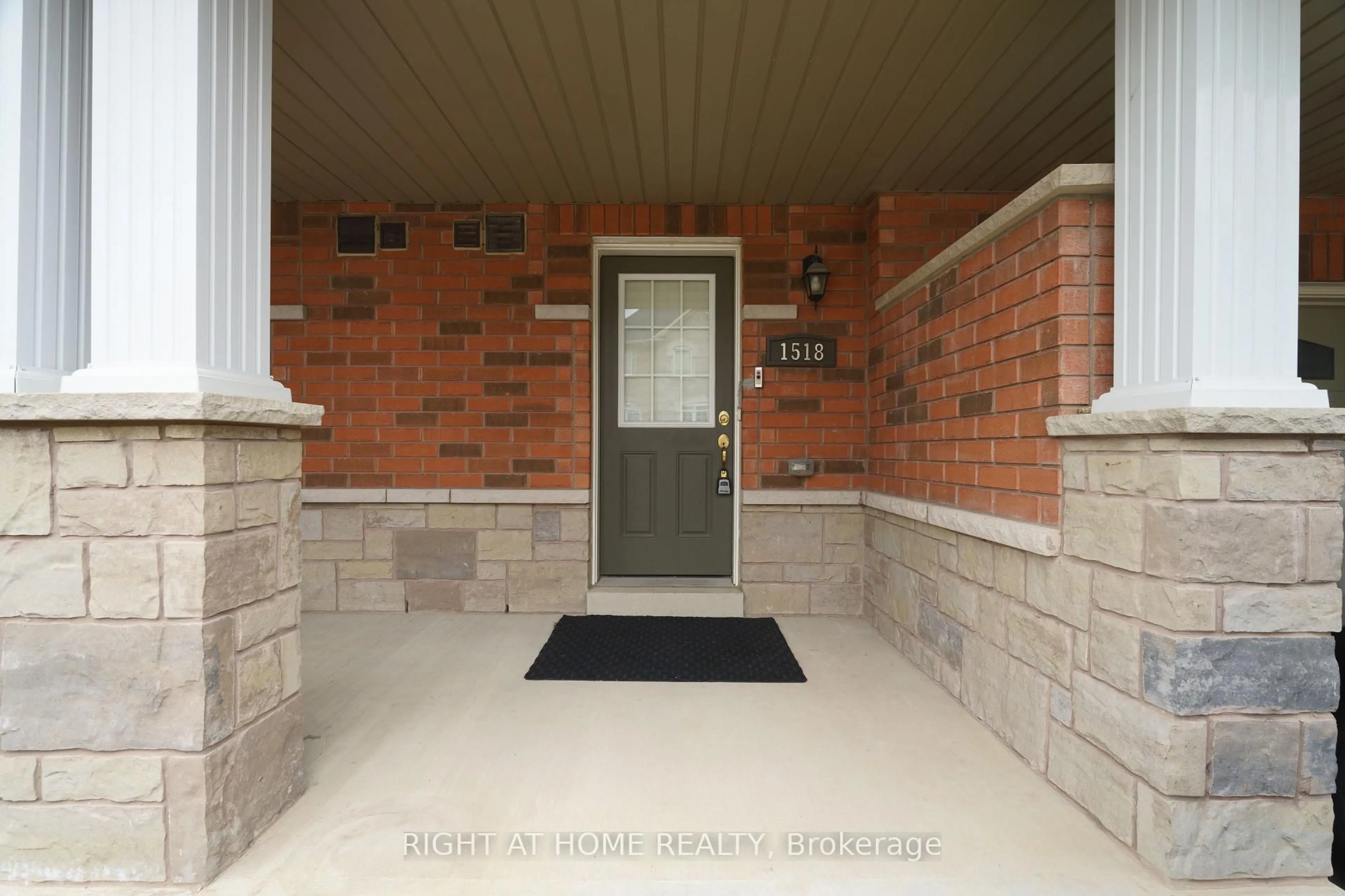 Indoor entryway for 1518 Shepway Mews, Pickering Ontario L1X 0C7