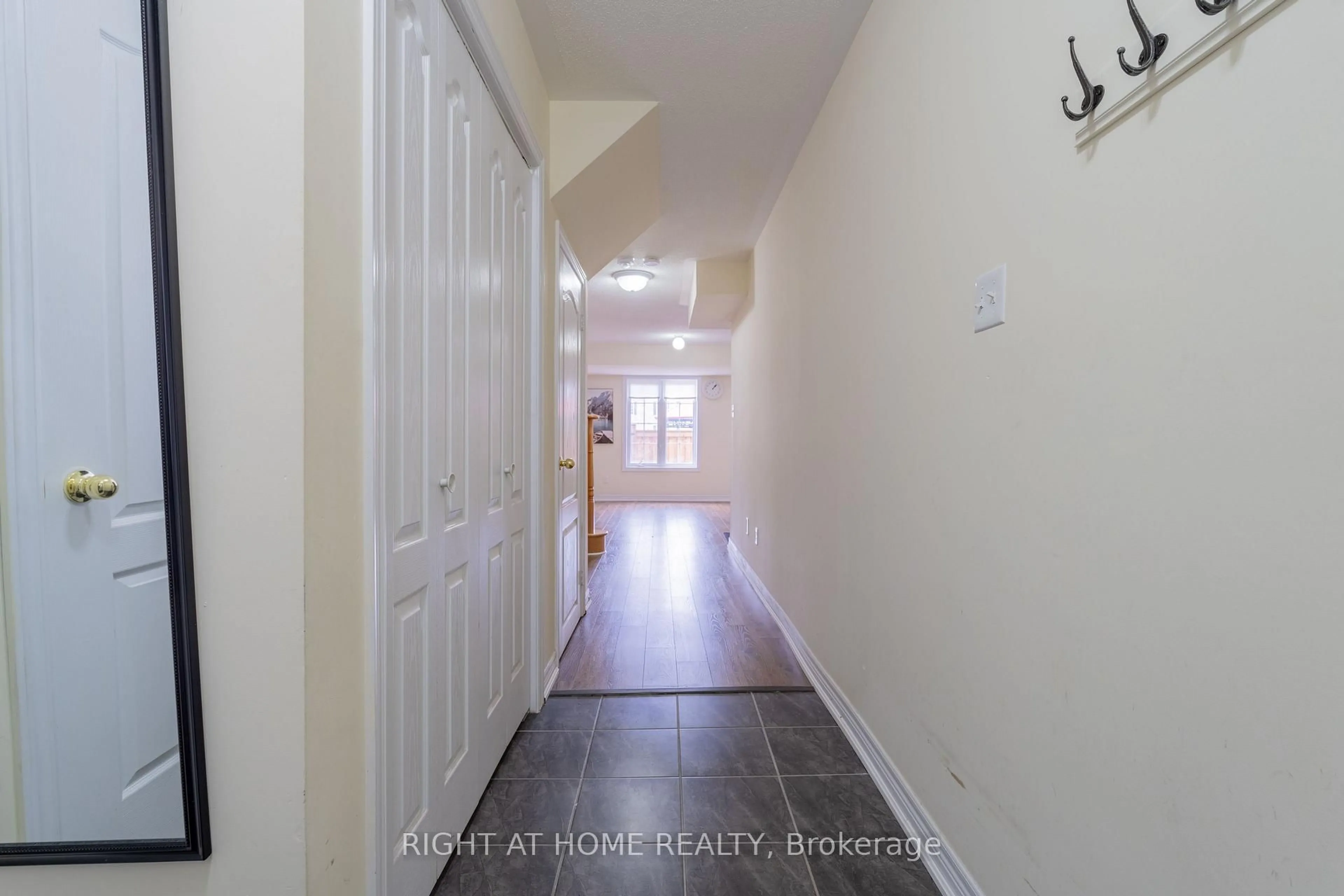 Indoor entryway for 1518 Shepway Mews, Pickering Ontario L1X 0C7