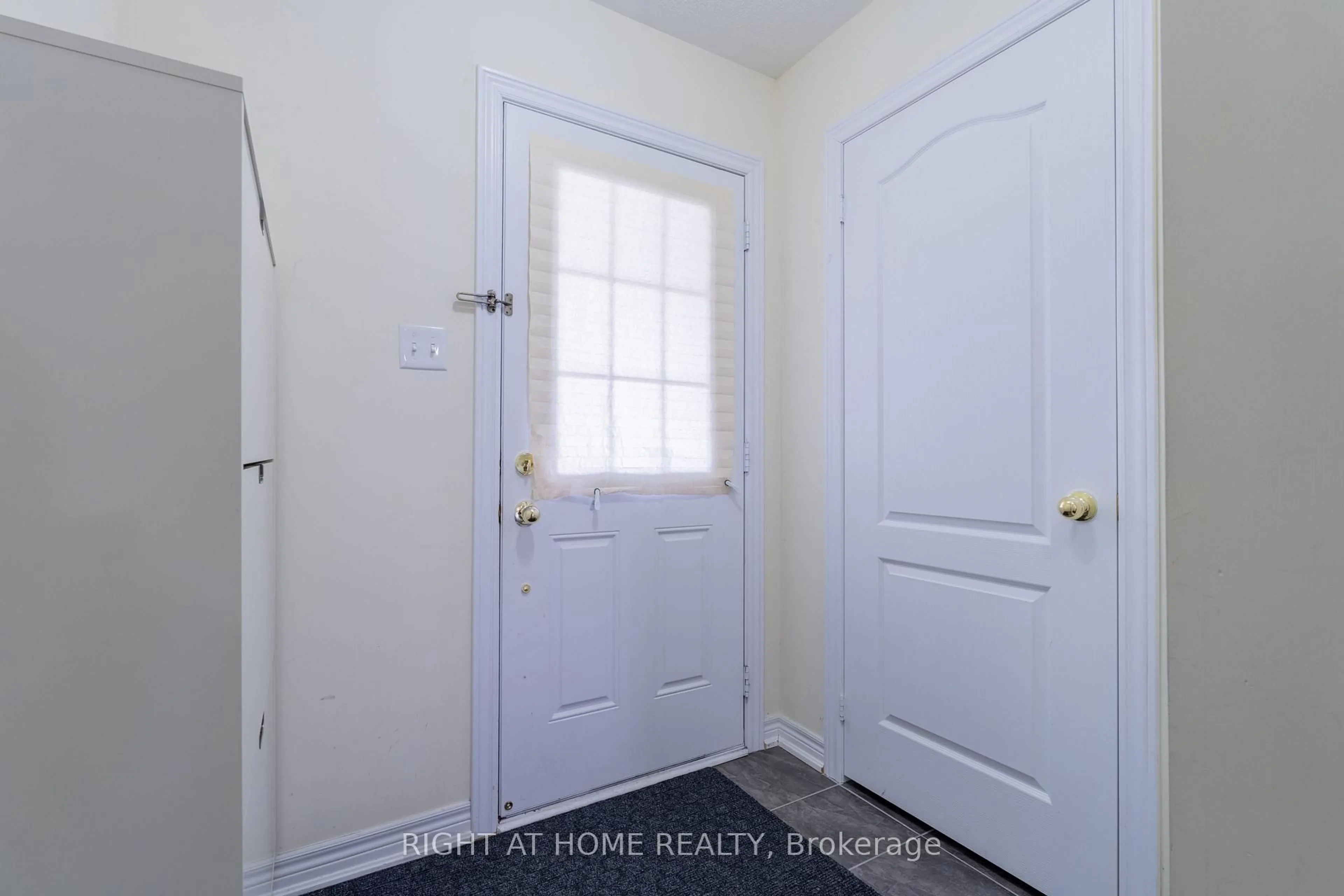 Indoor entryway for 1518 Shepway Mews, Pickering Ontario L1X 0C7