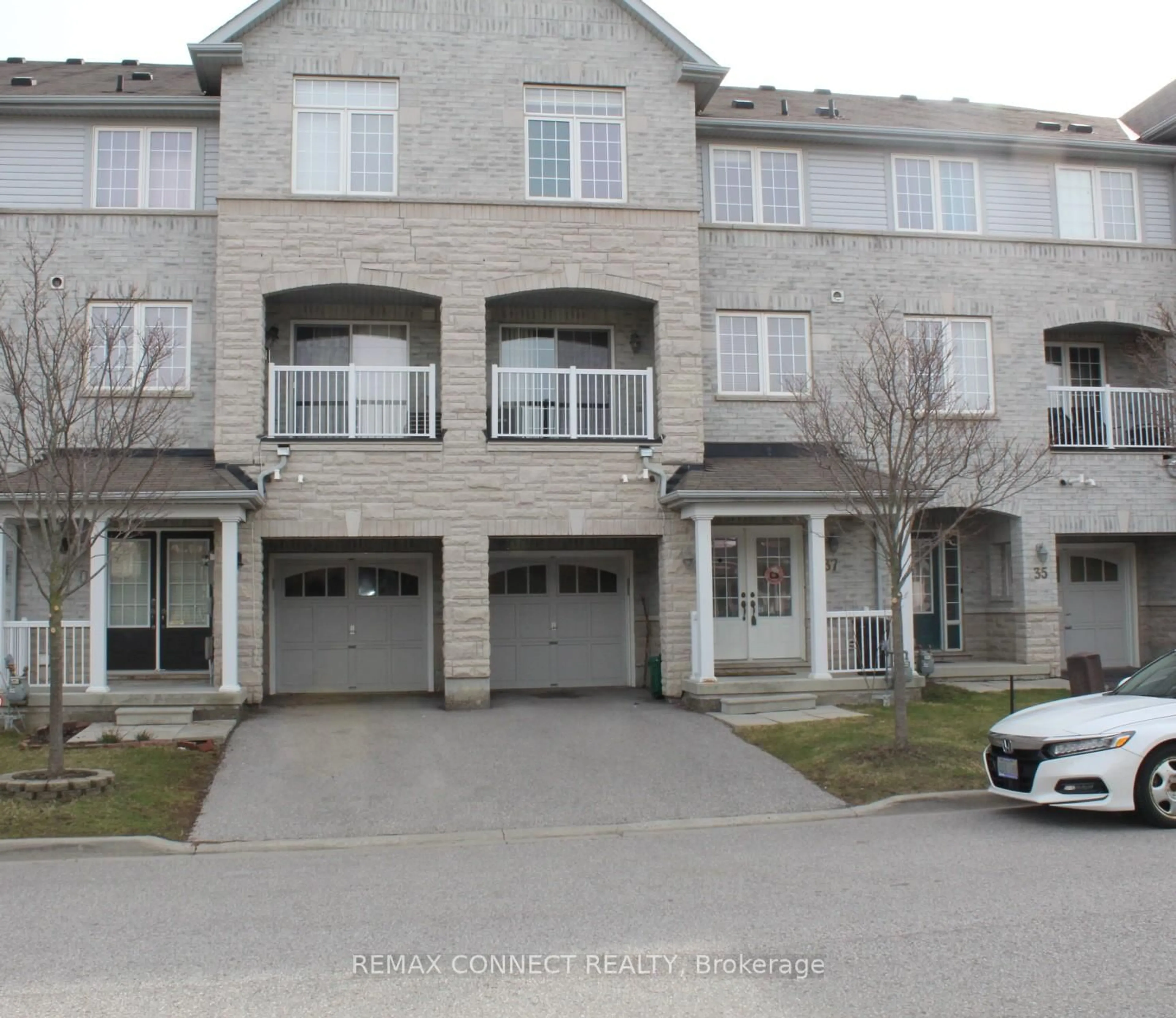A pic from outside/outdoor area/front of a property/back of a property/a pic from drone, street for 37 Chaston Rd, Ajax Ontario L1Z 0M5