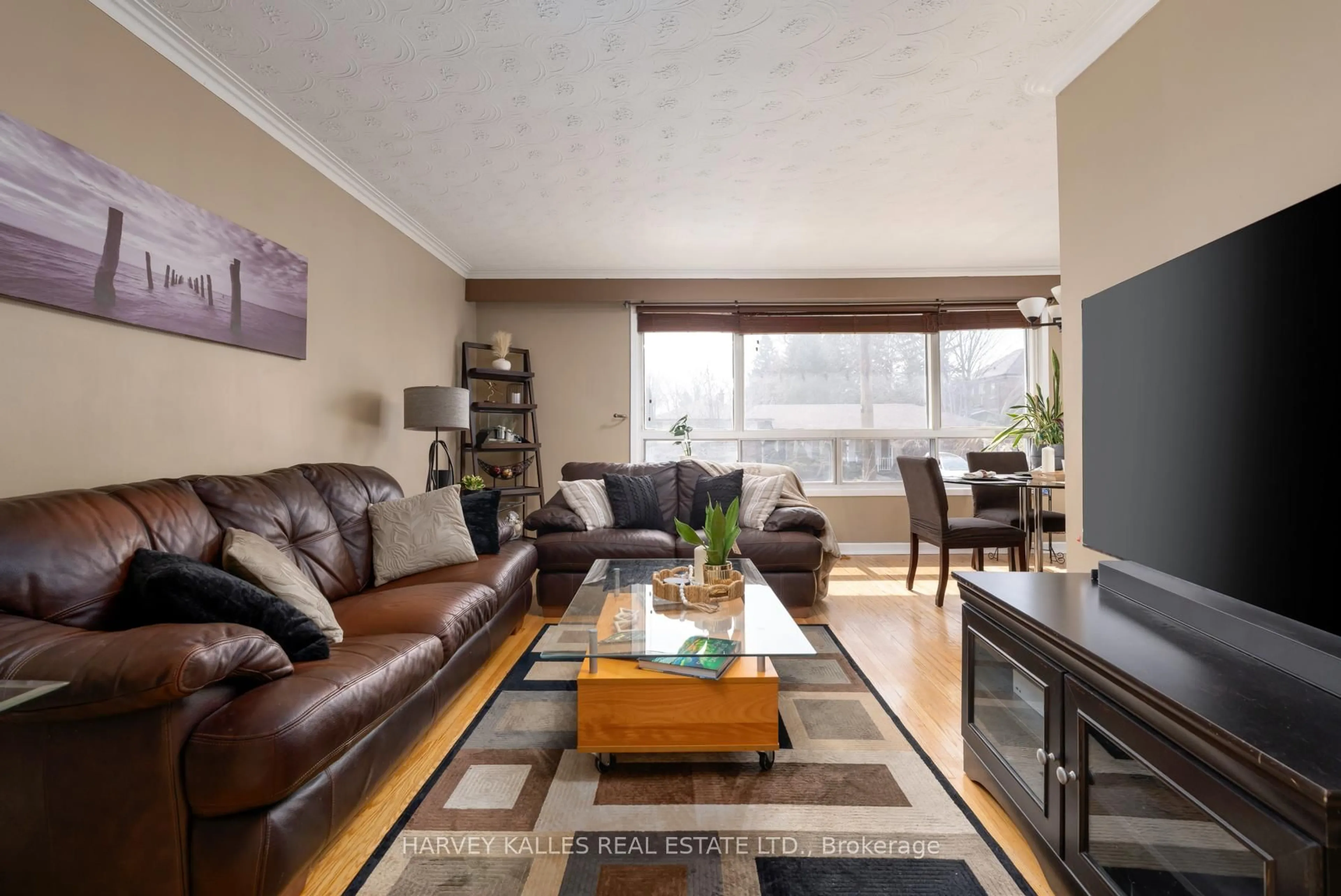 Living room with furniture, wood/laminate floor for 47 Brightside Dr, Toronto Ontario M1E 3Y8