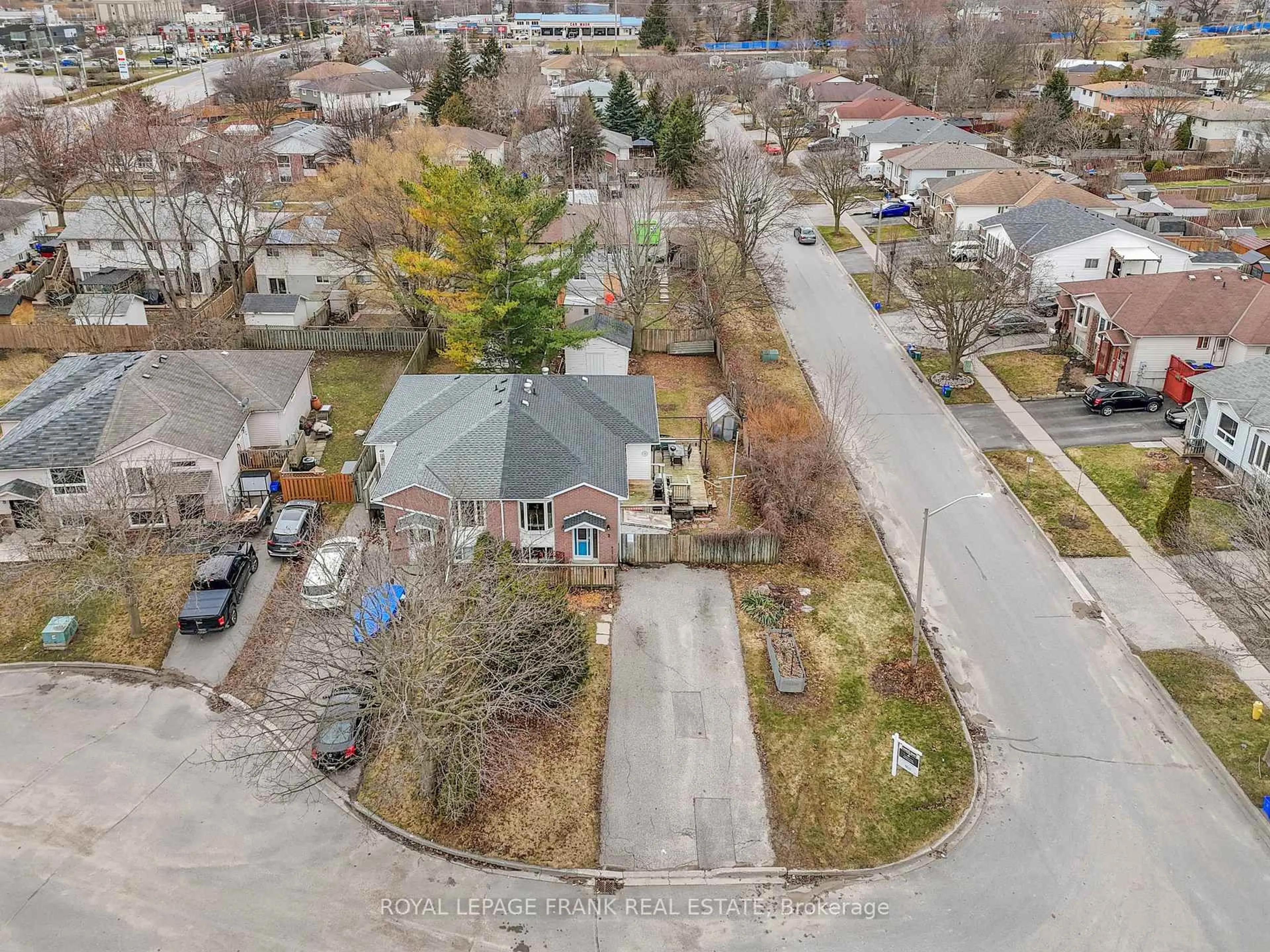 A pic from outside/outdoor area/front of a property/back of a property/a pic from drone, street for 2 Fairbairn Crt, Clarington Ontario L1C 4K9