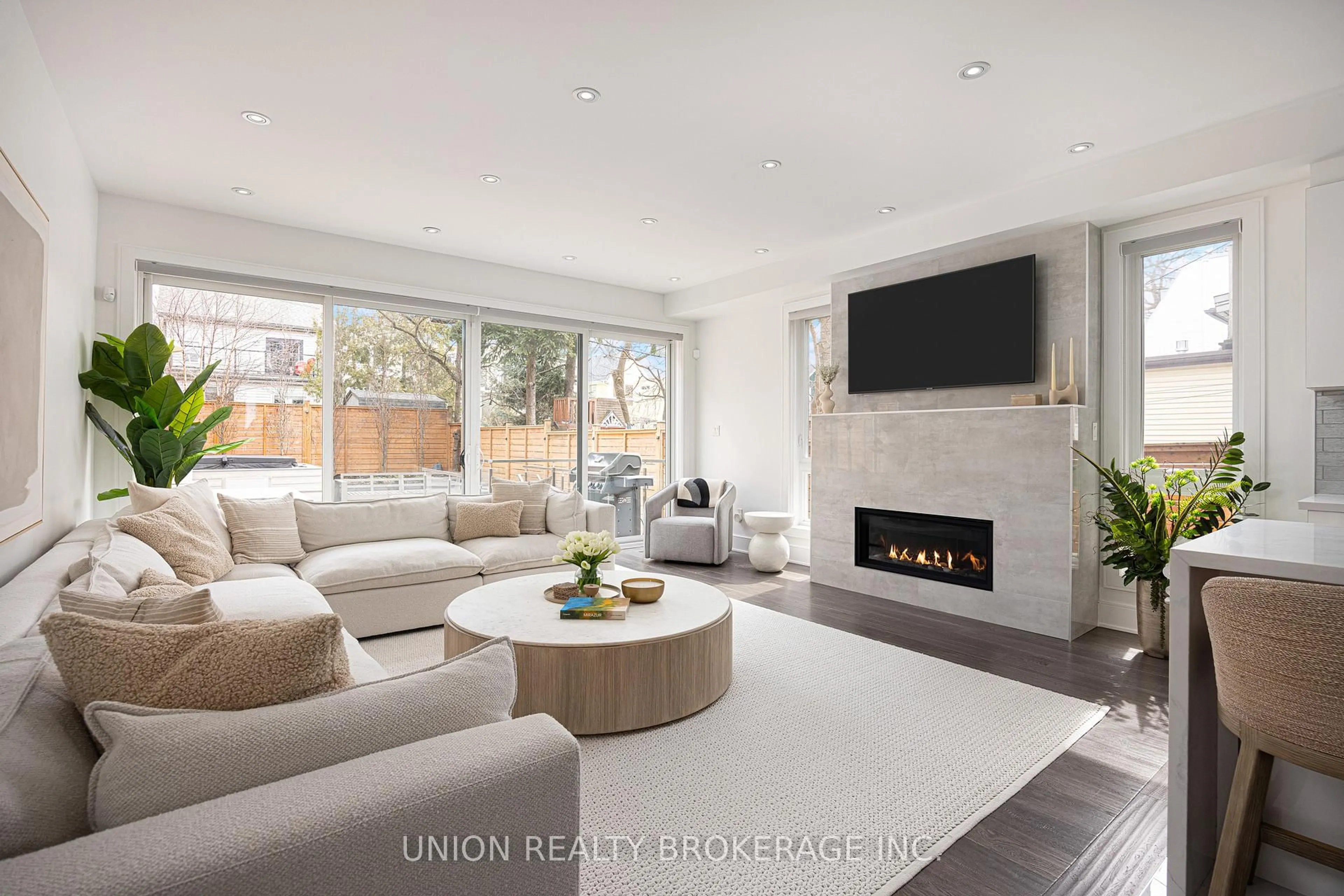 Living room with furniture, unknown for 105 Kenilworth Ave, Toronto Ontario M4L 3S4