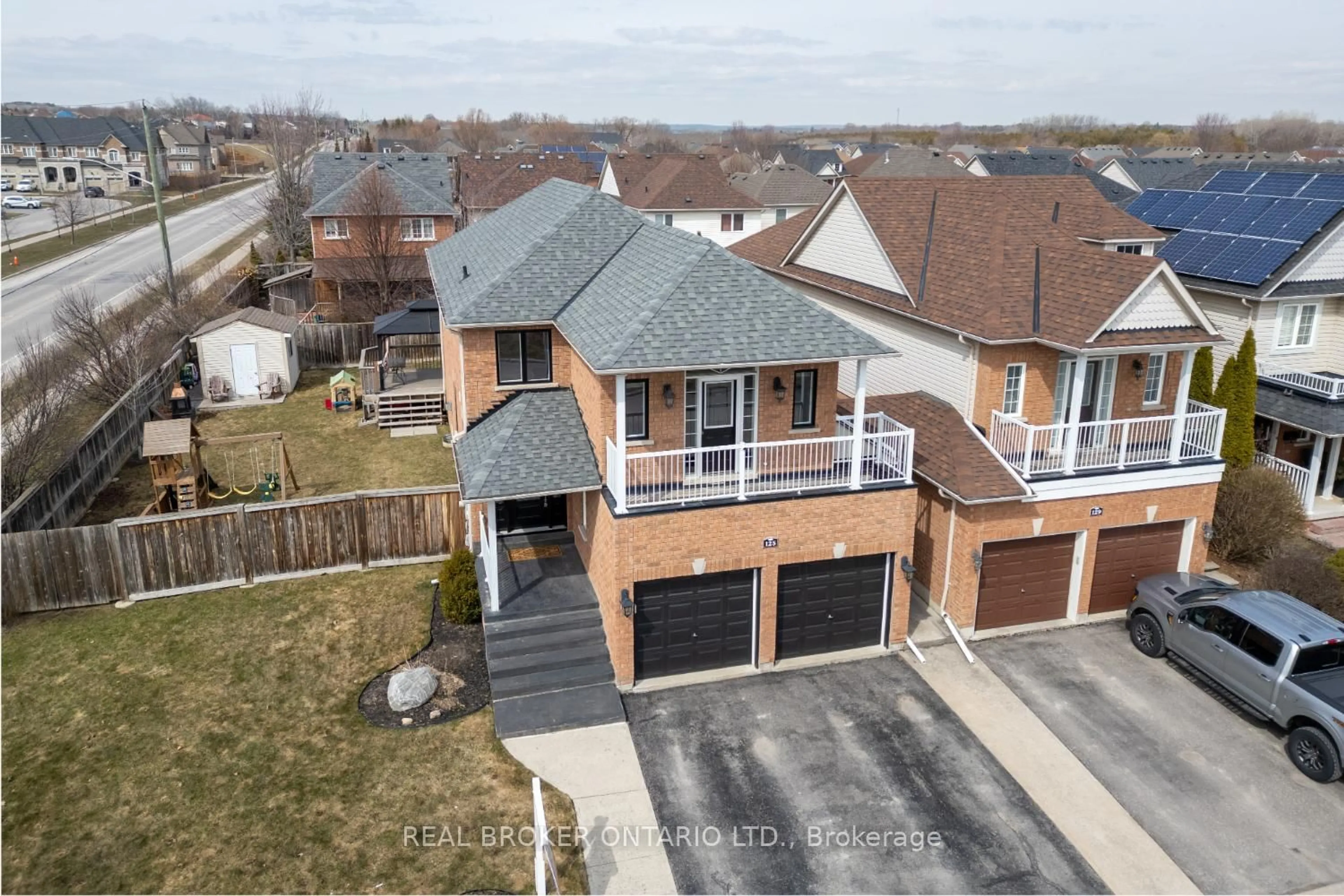 A pic from outside/outdoor area/front of a property/back of a property/a pic from drone, street for 125 Hutton Pl, Clarington Ontario L1C 5K2