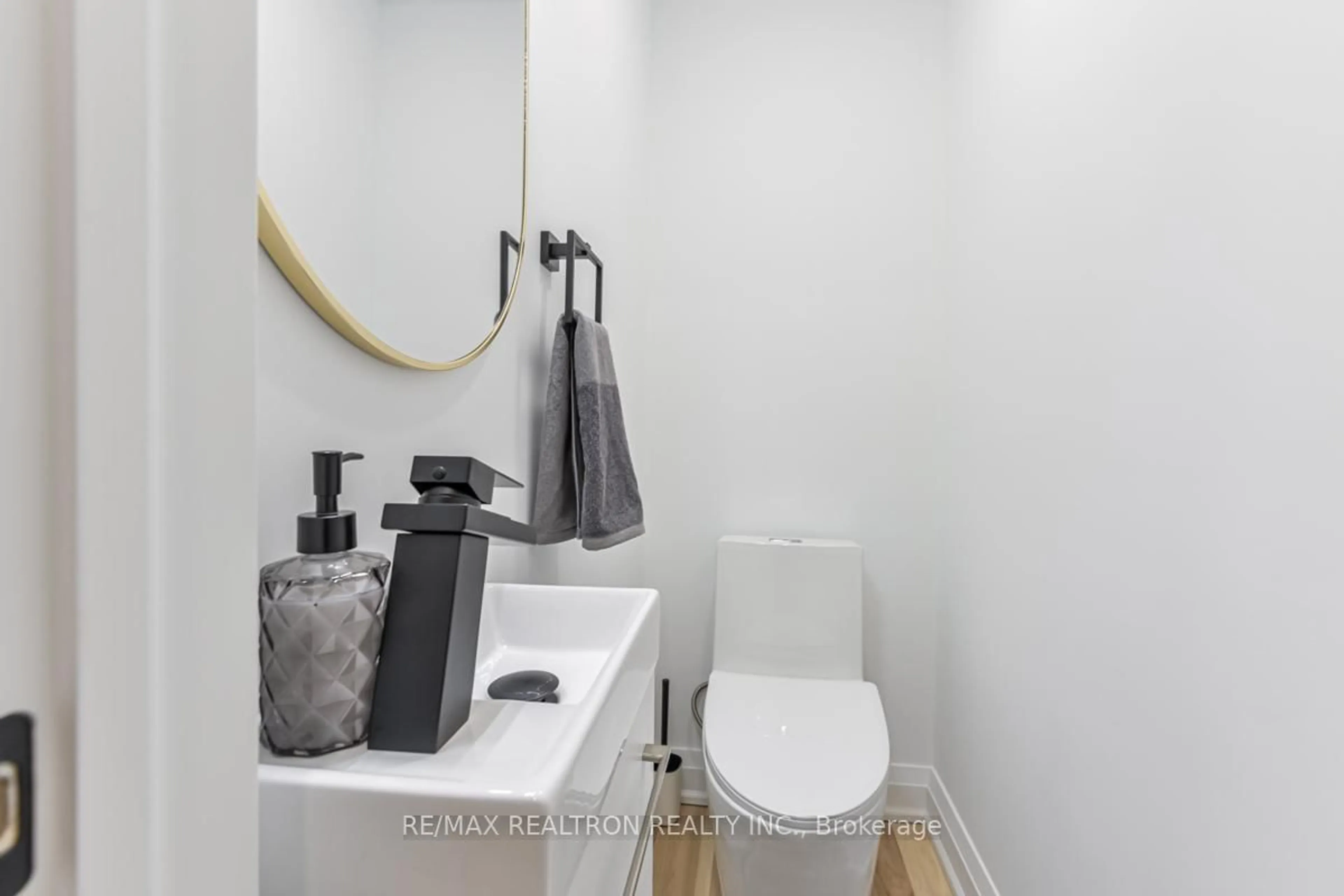 Standard bathroom, unknown for 1A Normandy Blvd, Toronto Ontario M4L 3K1