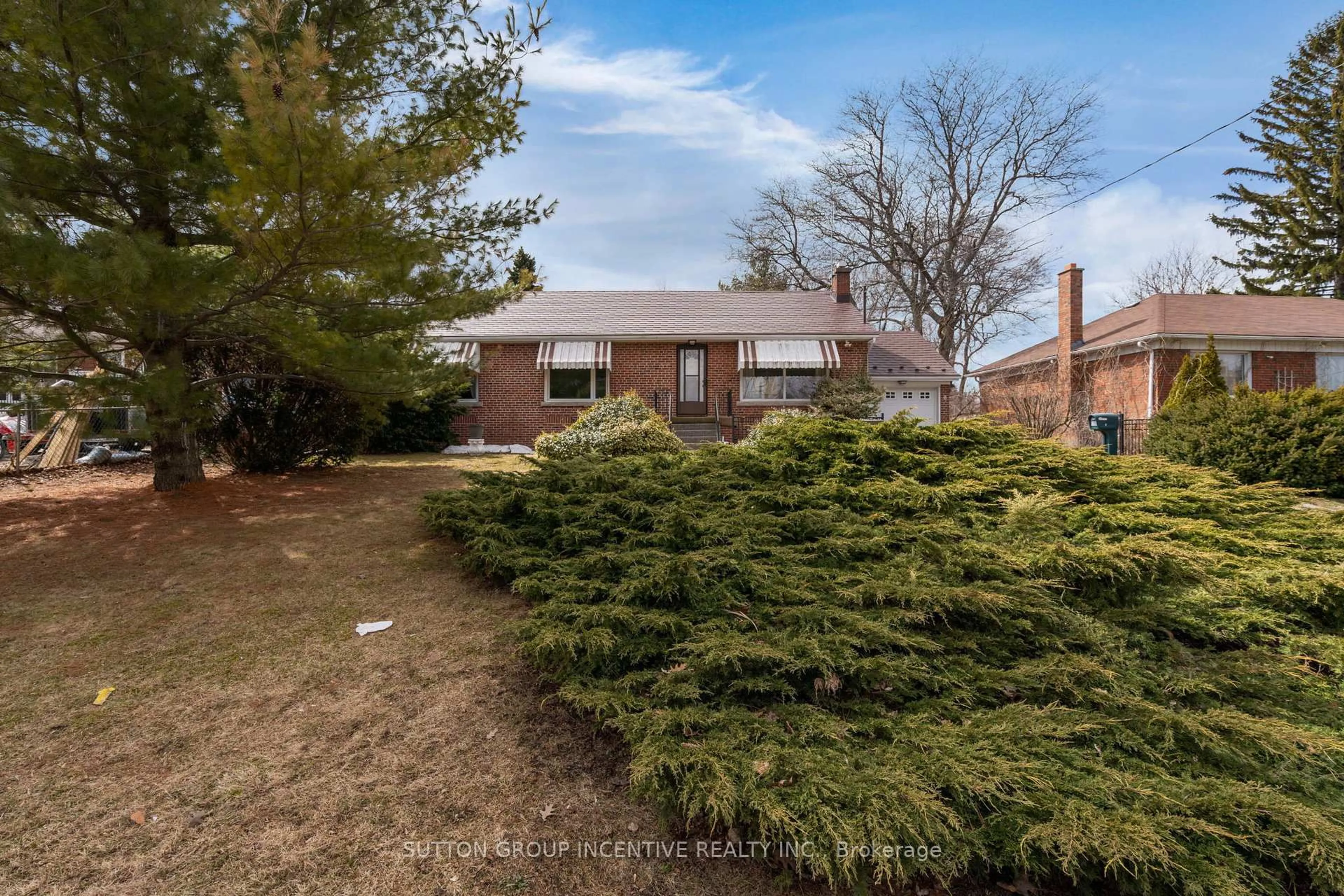 A pic from outside/outdoor area/front of a property/back of a property/a pic from drone, street for 6 Kingsmere Cres, Toronto Ontario M1M 3B3